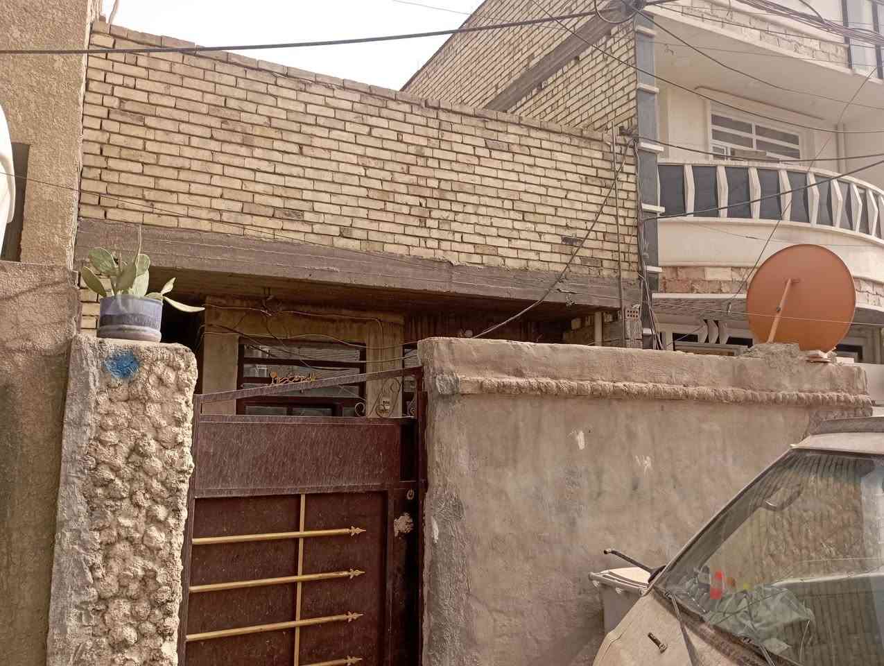 السلام عليكم بيت 100 متر لبيع الزعفرانيه شارع الكهرباء بشارع صيدليت زينه علي طابوك سند٢٥ مسلح كله والتفاصيل علا الرقم غير متواجد علا الفيس ***********
