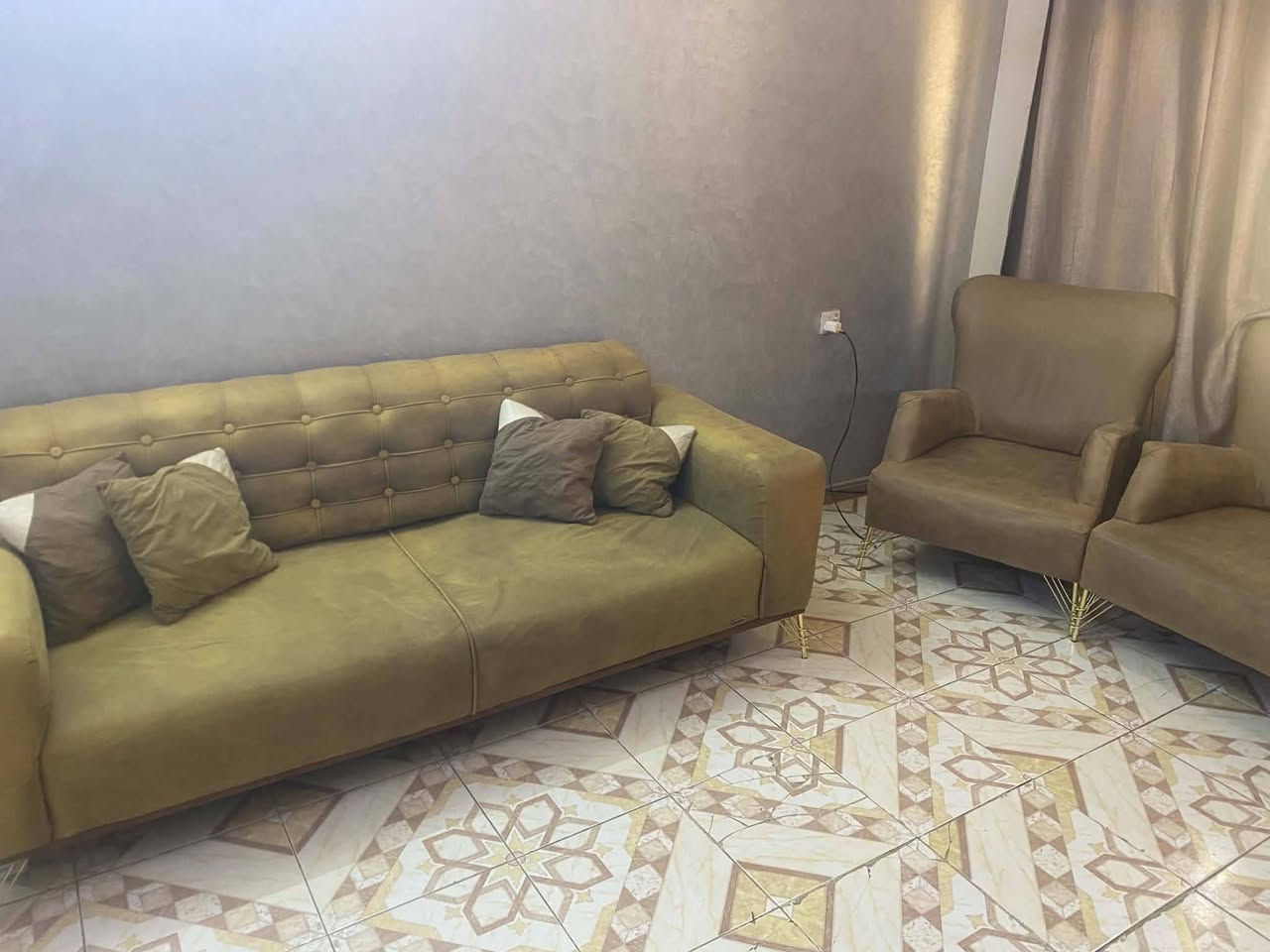 سلام عليكم
للبيع تخم تركي نضيف ومابي عيب 
7 مقاعد وتر بروف لونه حلو ومميز 
مكان بغداد البنوك 
السعر 500 الف وبيه مجال 
للستفسار اكثر انتصل عله الرقم الاتي 
***********
