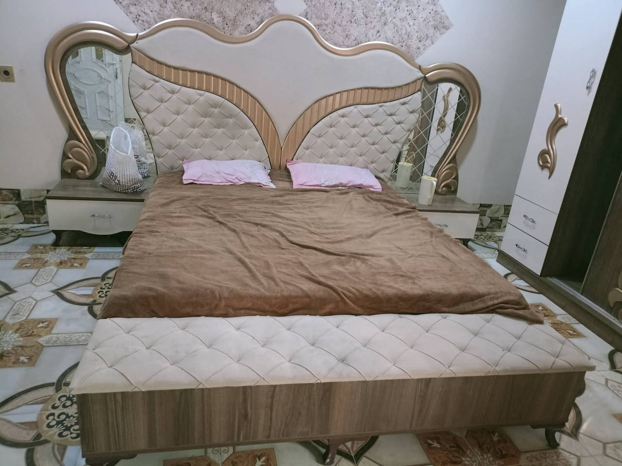 متاح غرفة نوم 
7 قطع تركي  مستعمل قليل السعر 950 الف او بيه مجال قليل


**إذا كنت صاحب هذا الإعلان وتريد حذفه لأي سبب، رجاءا أرسل رسالة إلى الدعم الفني**