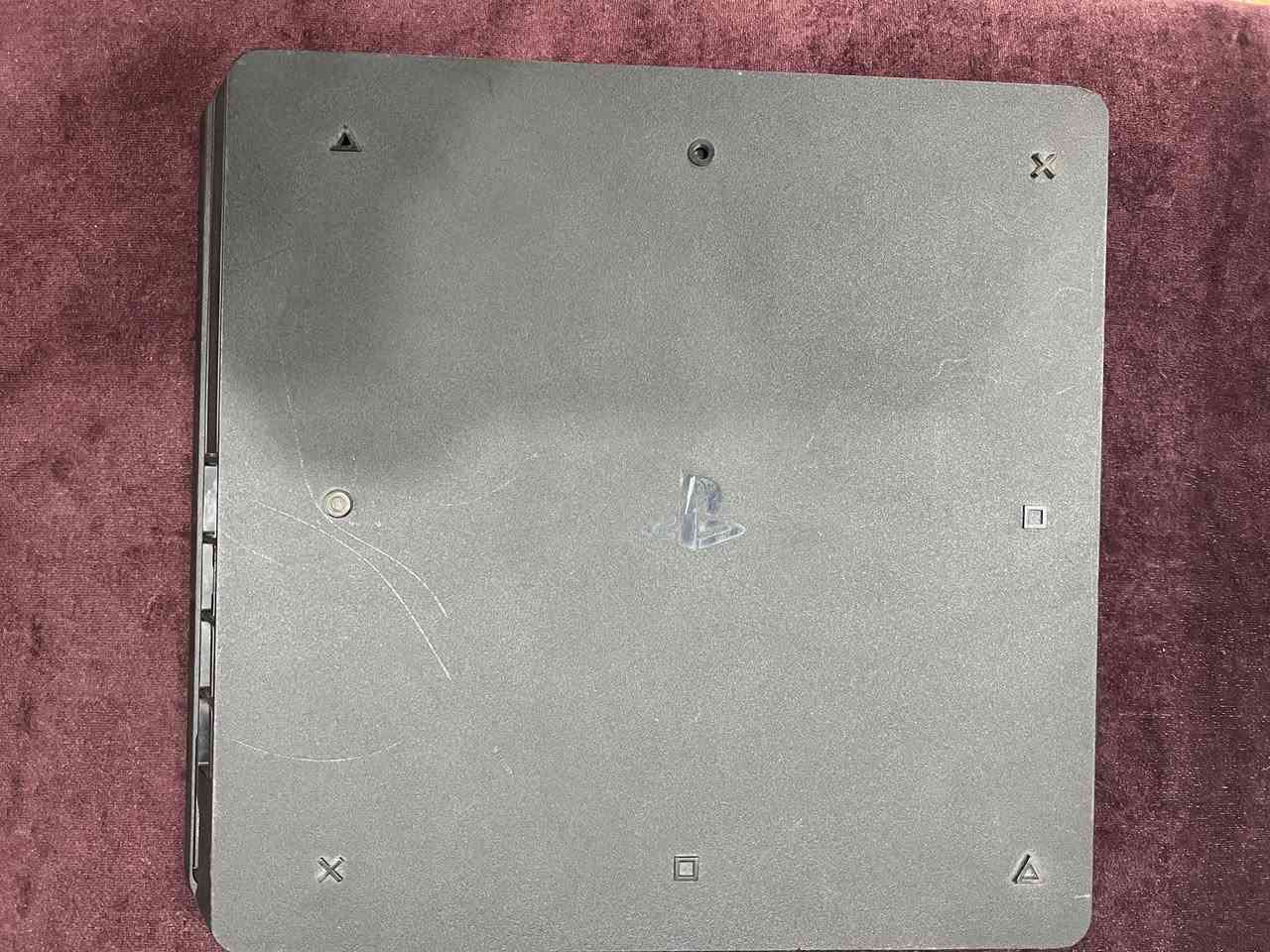 السلام عليكم متوفر بلي 4سلم مهكر نضام 9المرغوب بلسوك نضافة 100‎%‎100 فول شرط لوك ستيكر ما ملعوب بلربلات مالو ويا يدتيت2 واير كهرب وواير (HDMI) هارت 500وبي 7العاب تقريبا حلوات البلي موجود الموصل الجانب الايسر حي سومر للاستفسار اكثر اما خاص او عل الرقم ***********
