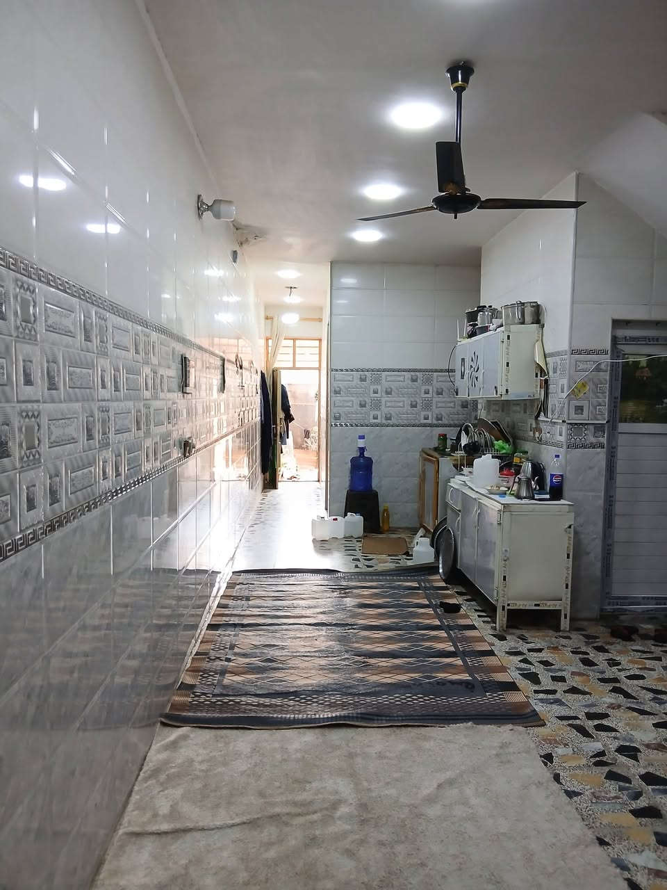 سلام عليكم بيت مساحة 100 متر للبيع بناء جديد كامل مقابيل حي الكوفة حي الاحرار المنطقة الجديدة فرع أسواق بابا اشتريلي الفرع مصبوب عل نص 
للاستفسار ***********
