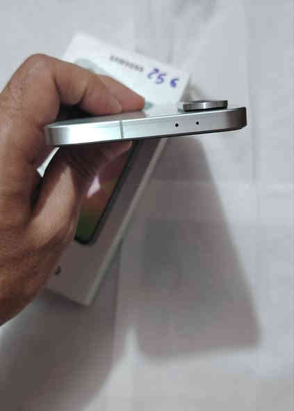 السلام عليكم 
A56 سامسونج للبيع 
ذاكره 256 رام 8
الجهاز اخو جديد نضيف ١٠٠٪١٠٠
السعر ب420 الف
***********
