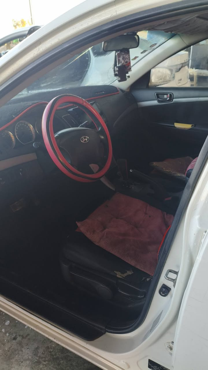 سوناتا موديل 2009 رقم سليمانيه تحويل مباشر السياره بها قطعتين جاملغ الخلفي الايمن ونص الباب بدون دواخل محرك 2400 خليجيه سعودي ماكينه كير حداديه  تبريد تدفئه خير من الله السعر 103 وبيها مجال. ***********
