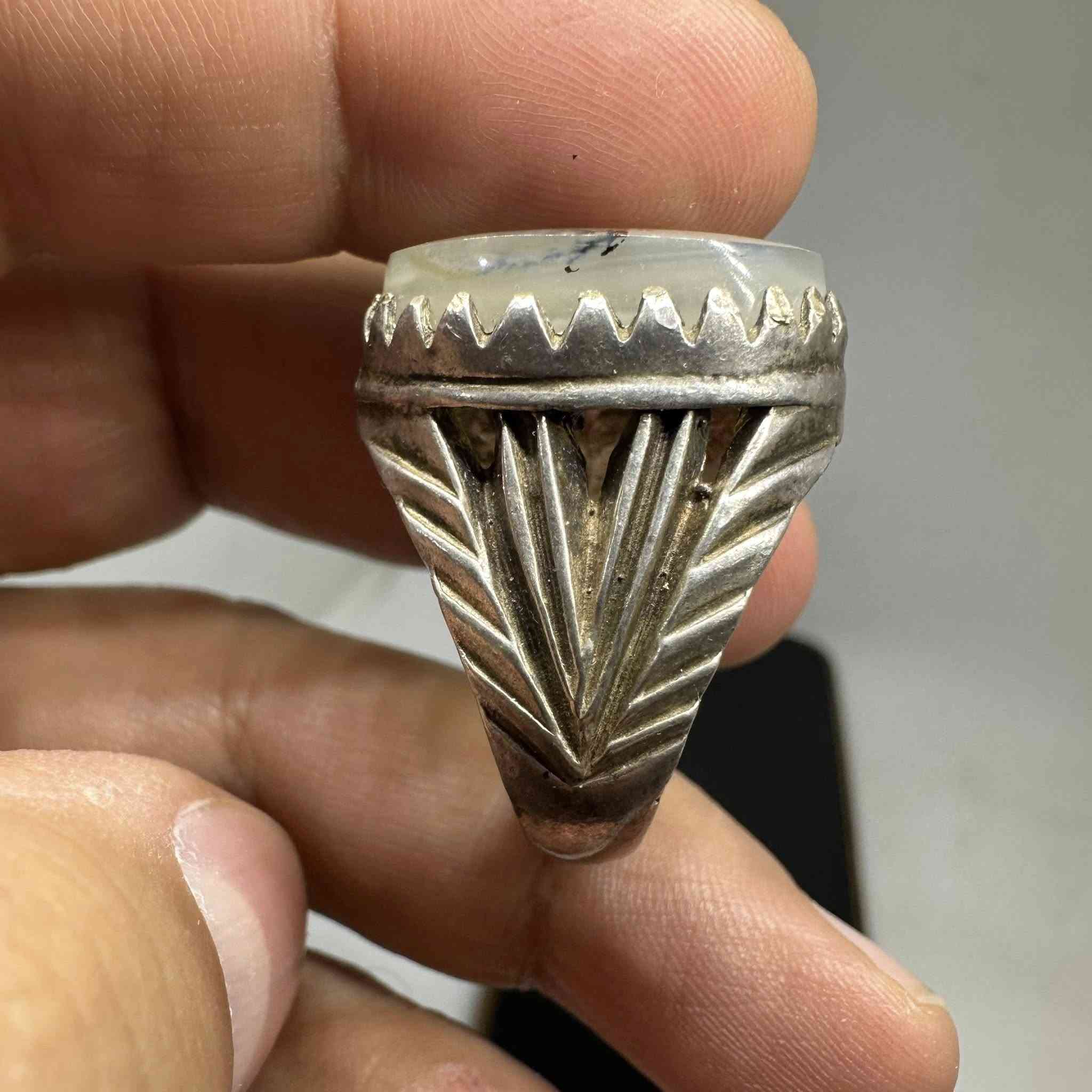 عقيق يماني شجري طبيعي ١٠٠٪؜
للباحثين عن القطع المميزة خاتم عقيق يماني أصلي شجري صياغه قديمه قطعة فريدة تجمع بين أصالة المنشأ وجمال المظهر.

💰 السعر: [٧٥ الف] 

📞 للتواصل: واتساب ***********او ماسنجر
