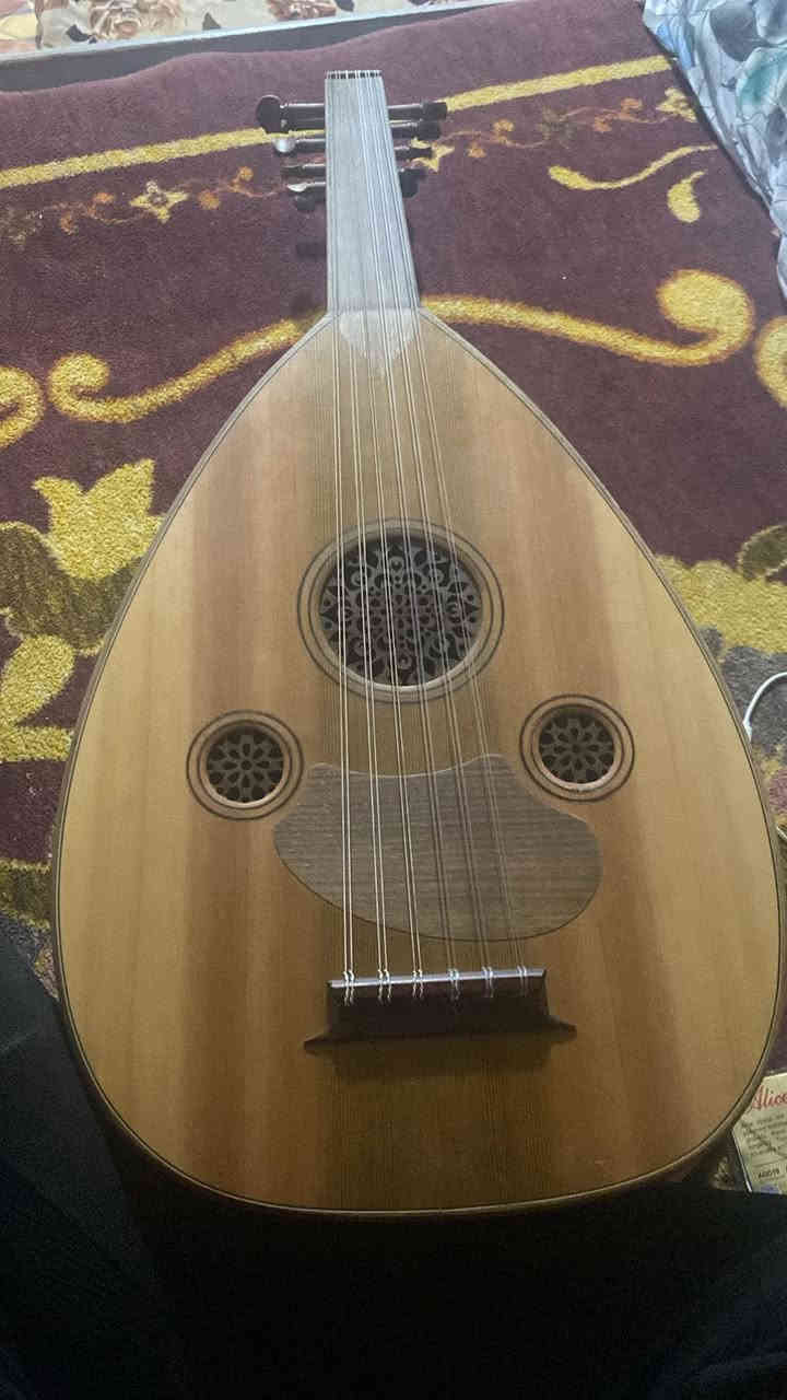 عود زرياب تركي صناعه2024 جديد ما مستعمل ويا جنطه و ريشة 🪶 اثنين واوتار احتياط واستاند ماله رايده ب150 نهايته شراي يدخل خاص مو شراي لا يجي اعبر المنشور عندي خدمه توصيل 🚚 مكاني بصره سفوان رقم الواتساب (***********)
