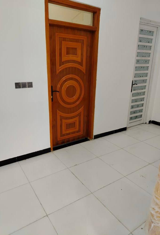 السلام عليكم ابيوت عدد ٣ مساحه كل واحد. 80 متر طابو صرف 
مكانهن الناصريه حي شهداء شارع النص 
بناء جديد جاهز للأخير 
يحتوي على ٤ غرف وصالتين وصحيات واستقبال ومطبخ 
خدمات كامله للتواصل 
***********
