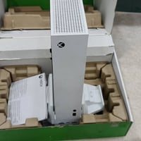 جهاز اكس بوكس سيريس اس جهاز ما مفتوح هوه واليده وياه ملحقات يده احتراف...