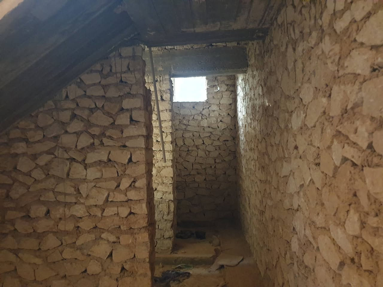 هيكل طابو صرف طابقين منطقة السبحاني قرب بيت الشيخ محمد الفتيح يتكون الهيكل من استقبال وهول وغرفة نوم عدد( ٢)وصالة ومطبخ وصحيات داخليه  
الطابق الثاني/يتكون من غرفة نوم عدد( ٢) وبيتونة 
مسلك كهرباء ومجاري كامل /الاستفسار مكتب عقارات الصفا الانبار قضاء حديثة الحي العسكري قرب منفذ النواعير*********** // ***********
