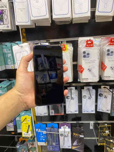 السلام عليكم 

iPhone. 11. pro. Max
الذاكره:-256❤️‍🔥
البطاريه:-%100 اصليه🔋
مبدل شاشه نوعيه كلش راقيه📍
الجهاز كوله شغال ماعدا الفيس ايدي واكف✨
العنوان:-بغداد جميله🌷
الاتصال:- ***********
السعر:-240 قفل💎
