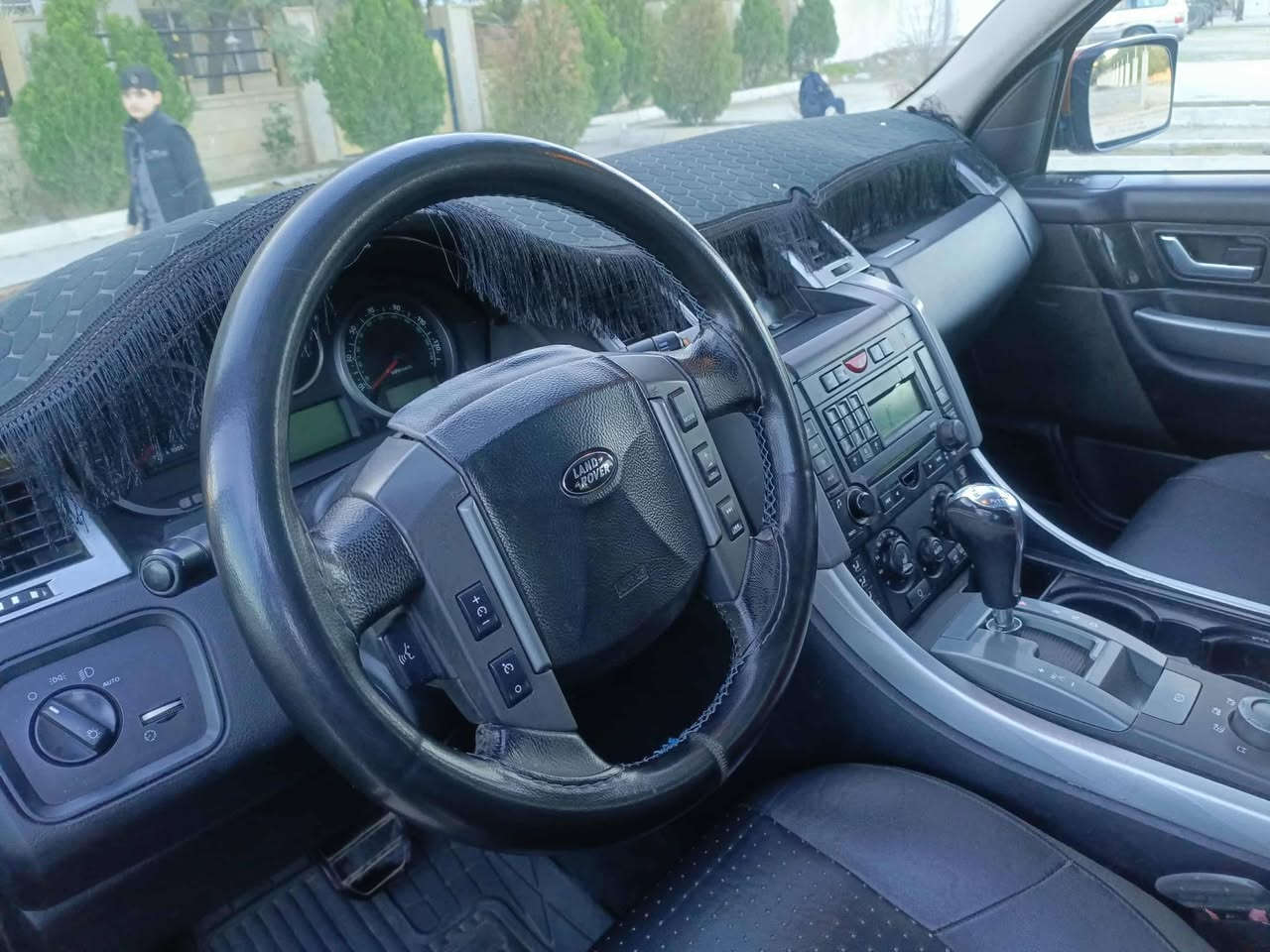 ڕەنج ڕۆڤەر بۆ فرۆشتن ساخ ساخ مۆدێل 2006 کامل بچمی گۆڕاوە بۆ 2012 گێڕو مەکینەی لۆک لۆکە شەش پستۆنە زۆر زۆر بەقوەتە تەقەو ڕەقەی بەشەرت چرکەی تیانیە چوار تایەو ویلی لۆک لۆکی لەژێرە برێک بەسمەیە ئاوێنە کارەبایە ئاوێنەی هیتەرە کوشین  ساردو گەرمە کوشین کارەبایە قوفڵ ئەکسلەو مۆدەکانی لێخوڕینی هەیە حاسەو ڕادارە خەتی جادەو دەبڵ شاشە و تەبرید ساردو گەرموو هەمووگیانی بەشەرت سعری 65 وەرەقەو کەمێک مەعمەلە شوێن کەلار موشتەری نیت بێزارم مەکە گۆڕینەوەش ئەکەم بە شاهینە ***********
***********
