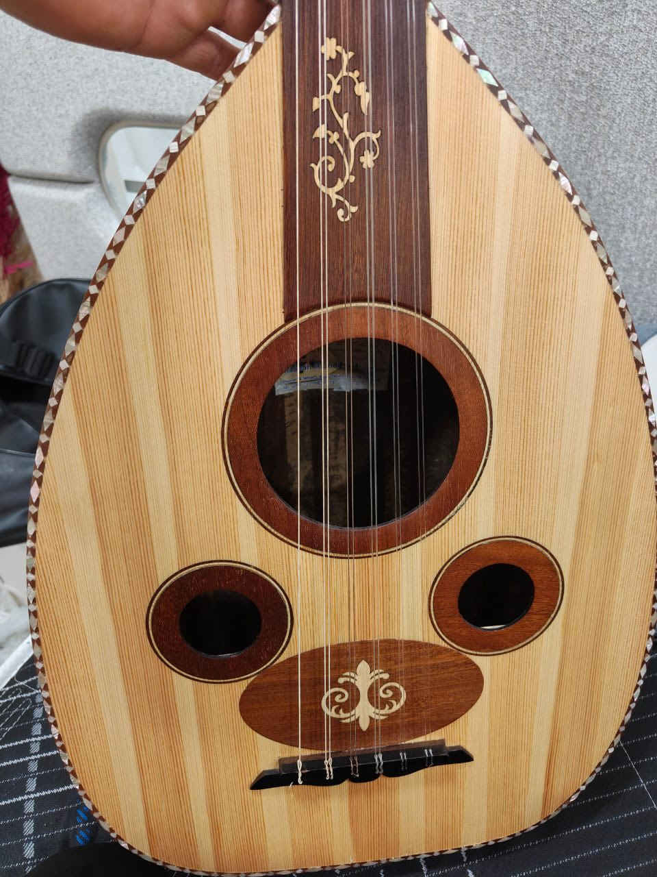 عود مصري صناعه حسن افندي سعر ٢٥٠ بي مجال بسيط صوته حلو الضهر جوز وبي صدف بل وجه للاستفسار ***********
