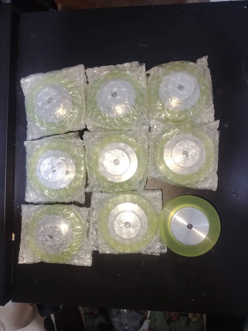 ⚙️ مواصفات هندسية دقيقة: عجلة بولي يوريثان I256426A2 ⚙️
إليك التفاصيل التقنية الكاملة للمنتج بناءً على بيانات الكود والقياسات الميكانيكية:

​📊 تحليل الكود والقياسات (Technical Specifications):

​الموديل الرئيسي: I256426A2.

​أقطار المحاور المدعومة (Bore Size): الأكواد تشير إلى توافق مع أعمدة دوران دقيقة بقطر 4 ملم، 5 ملم، و6 ملم (حسب الرموز D 04, D 05, D 06 المذكورة).

​عرض العجلة (Width): يتراوح بين 30 ملم إلى 33 ملم تقريباً حسب دلالات الأرقام النهائية في الكود (0303, 0306).

​نوع التثبيت: فتحة المحور مصممة ببرغي تثبيت جانبي (Set Screw) لضمان الربط المحكم على المحركات.

​🛠️ التوافق مع الآلات:

​محركات السائر (Stepper Motors): مثالية لمحركات NEMA 17 وNEMA 23 المستخدمة في ماكينات CNC والطابعات ثلاثية الأبعاد.

​أنظمة السحب الآلي: تستخدم في ماكينات العدّ، السحب الميكانيكي، والسيور الناقلة الدقيقة.

​أجهزة الروبوتيك: توفر ثباتاً ممتازاً (Grip) بفضل مادة البولي يوريثان الخضراء.

​🌟 المميزات النوعية:

​قلب معدني (Aluminium Core): يوفر قوة تحمل عالية مع خفة في الوزن.

​إطار PU عالي الجودة: مقاوم للزيوت، التآكل، ويعمل بهدوء تام دون ترك أثر على الأسطح.

​📞 للطلب والاستفسار المباشر:

***********
