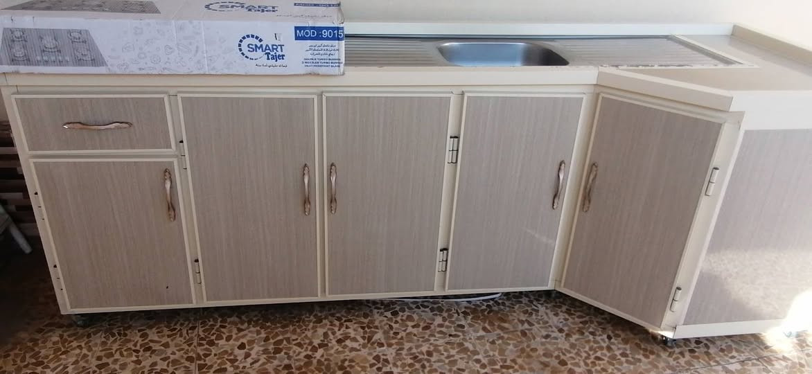 كاونتر ثلاث أمتار مع سنك استيل وبي زاوية كلش نظيف السعر 225 مكاني الرشيدية وهذا الرقم ***********
