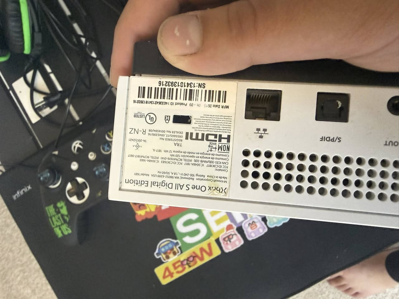 سه ره تا به نا وى خوا  Xbox one s بو فروشتن موديل2020. ٢مانگ گه يم پاسه تيكراوه نه كراوه يه ئه ورپى موقه باى له گه لا يه ك ده سك بيلادىً لوك ماله كه ينخومهً ين پيشتر٤٠٠پيدراوه يسه پيويستم به پا ره كه يه تى بويه ئه ى فروشمً بوخيرو نه م كريوه بازاى نيه ژ.م***********. شوين سليمانى جوار جرا
