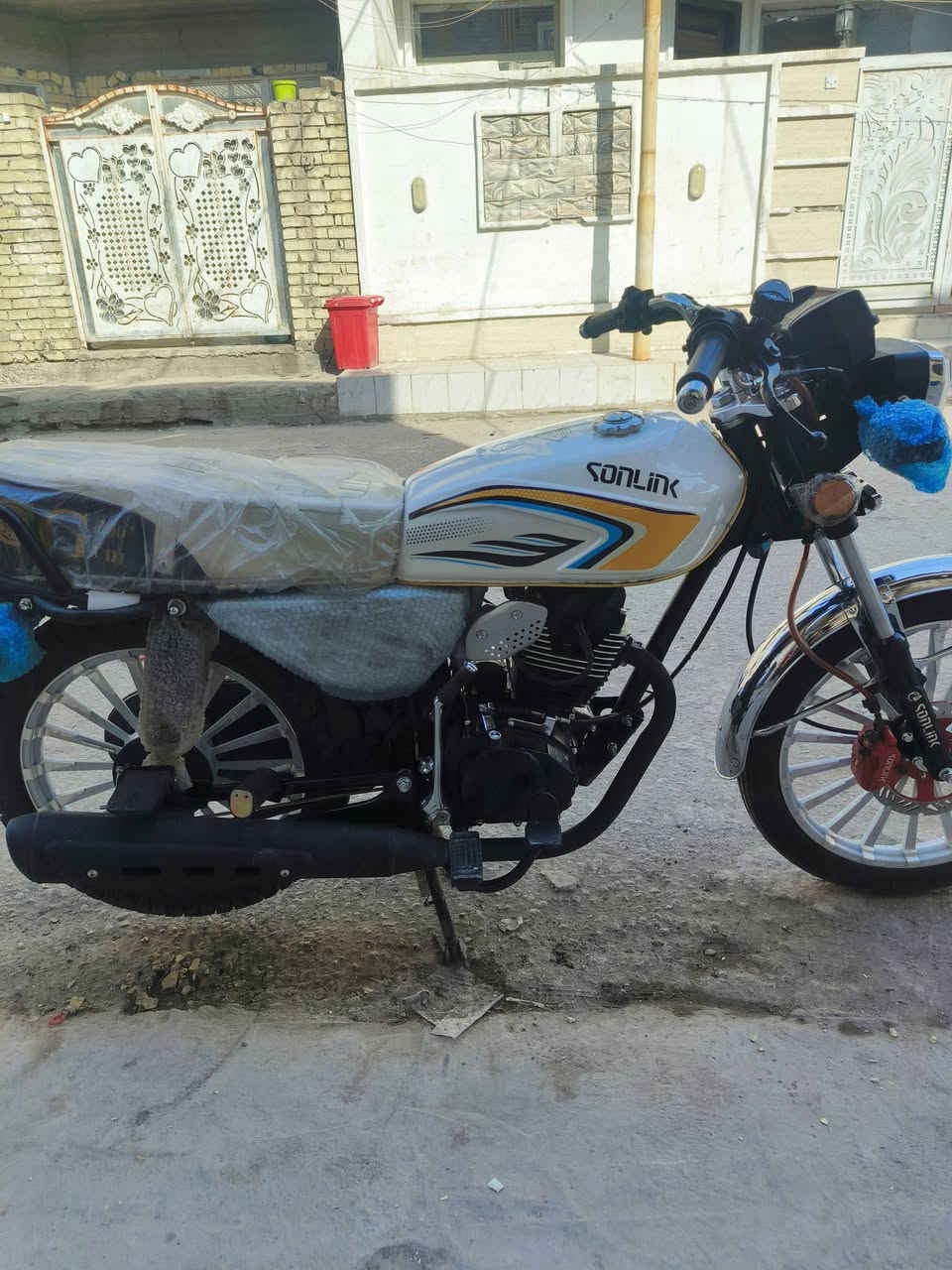 دراجه سونك خمسه كير دراجه نضيفه 100/100كهربايت شغاله ما اعوزها أي شي مكاني بغداد الدوره شارع 60
رايدها 900 وبيها مجال رقم الهاتف ***********/*********** وتساب موجود اتصال فقط مام متواجد عل فيس
