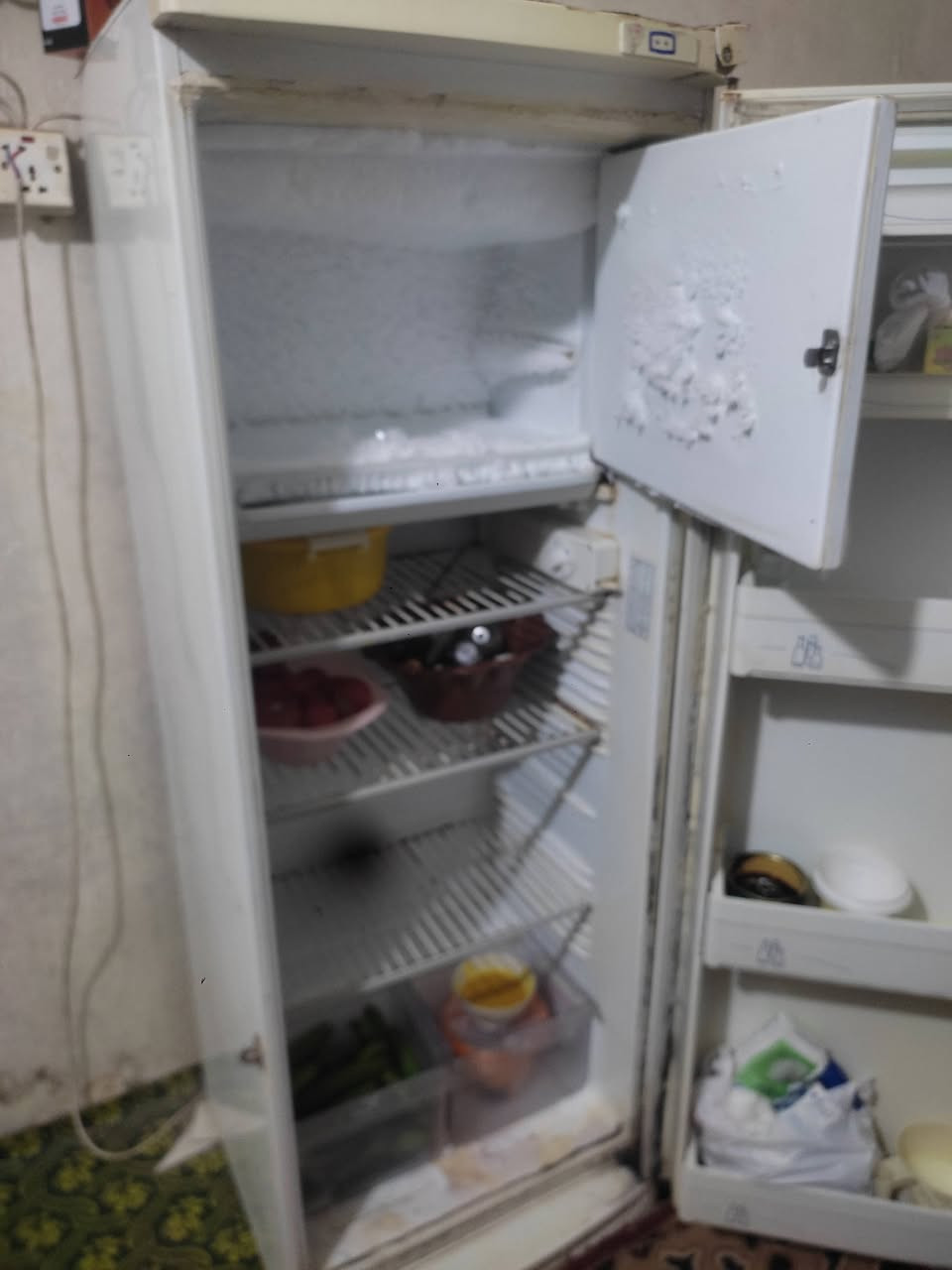 ثلاجه للبيع شرط التجميد مكاني الديوانيه ال حمد ***********
