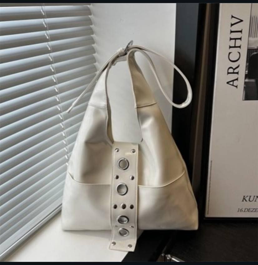 � أناقتك تبدأ من تفاصيلك 🌸 

جنط نسائي تصميم راقي وعصري 12الف فقط مع هديه ويه كل قطعه طلبوها 
خامة ممتازة ولمسة فخامة تبين من أول نظرة 👌

👜 حجم عملي يناسب الدوام والمشاوير
🎀 تفاصيل أنثوية جذابة
💼 ألوان تناسب كل الأذواق

الكمية محدودة 🔥
للحجز والاستفسار راسلينا دايركت أو واتساب  ***********. متوفر توصيل داخل نجف 3000 والمحافظات 5000 او زورونا موقع المحل غري سلام
