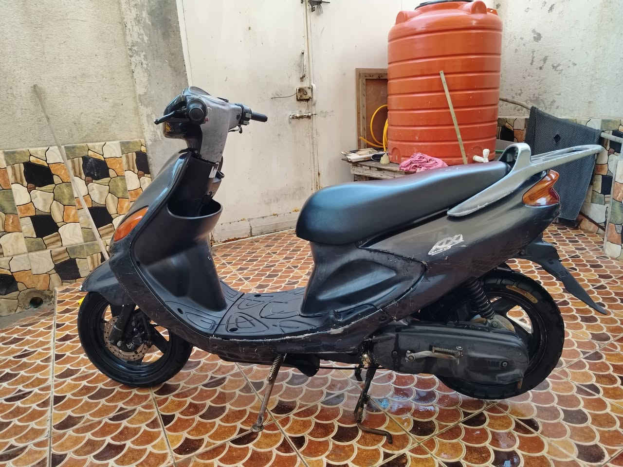 سلام عليكم دراجه اكزز للبيع دراجه مكفوله من كل النواحي ابلاديه مكينه ما مفتوحه نهضه وشلعه معدله كلشي بيها شغال من الطول لطول ما ناقصه اي شي سعر 700 مكاني الجزيره باب الهوى رقم الهاتف ***********
