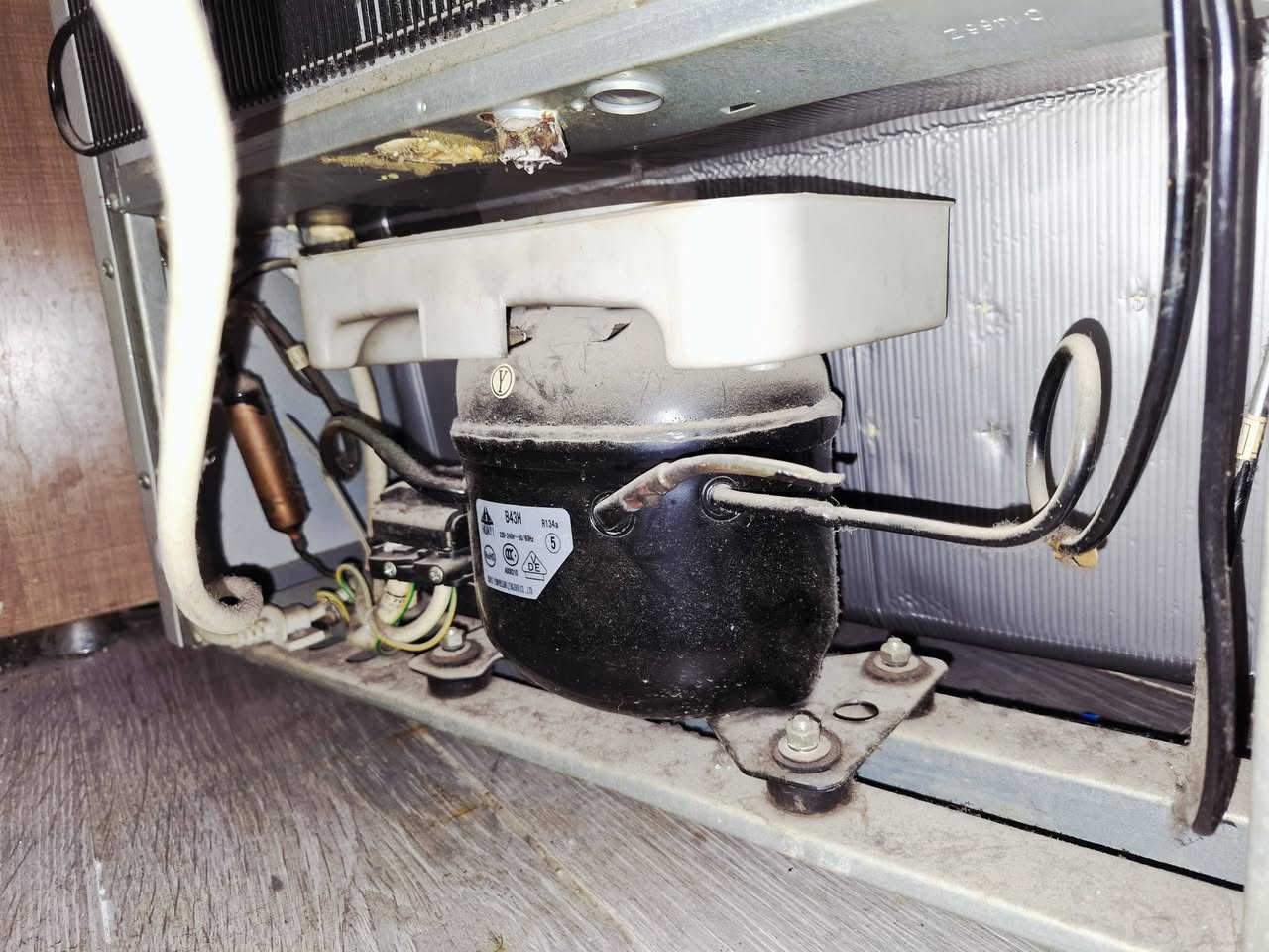 السلام عليكم ثلاجة للبيع دنكا حجم ١٤ قدم نظيفة كلش تبريد ثلج بلادية سعرها ٢٠٠ وبيها مجال وسنك ستيل عرض ١٢٠ نظيف  كلش سعره ١٠٠  مكانهن بغداد الطوبجي *********** واذا اكو ثلاجة جبيرة مراوس وياهن عادي
