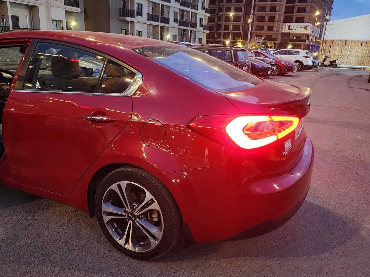 السلام عليكم
سيراتو خليجي فول
موديل 2016
ماشيه 110 الف
محرك 1600 دوش 
مواصفات ..
فتحة سقف
لد أمامي خلفي
مري شفط 
تحكم ستيرن ابعه جهات
حساسات امامي خلفي 
كير سبورت ستيرن
ويل كب رياضي
....
السياره بيها بارد باب خلفي شبر فقط 
سياره جديده بالواقع احلا 
السعر 132$
مجال بصيط 
الرقم *********** بغداد حي الجهاد
