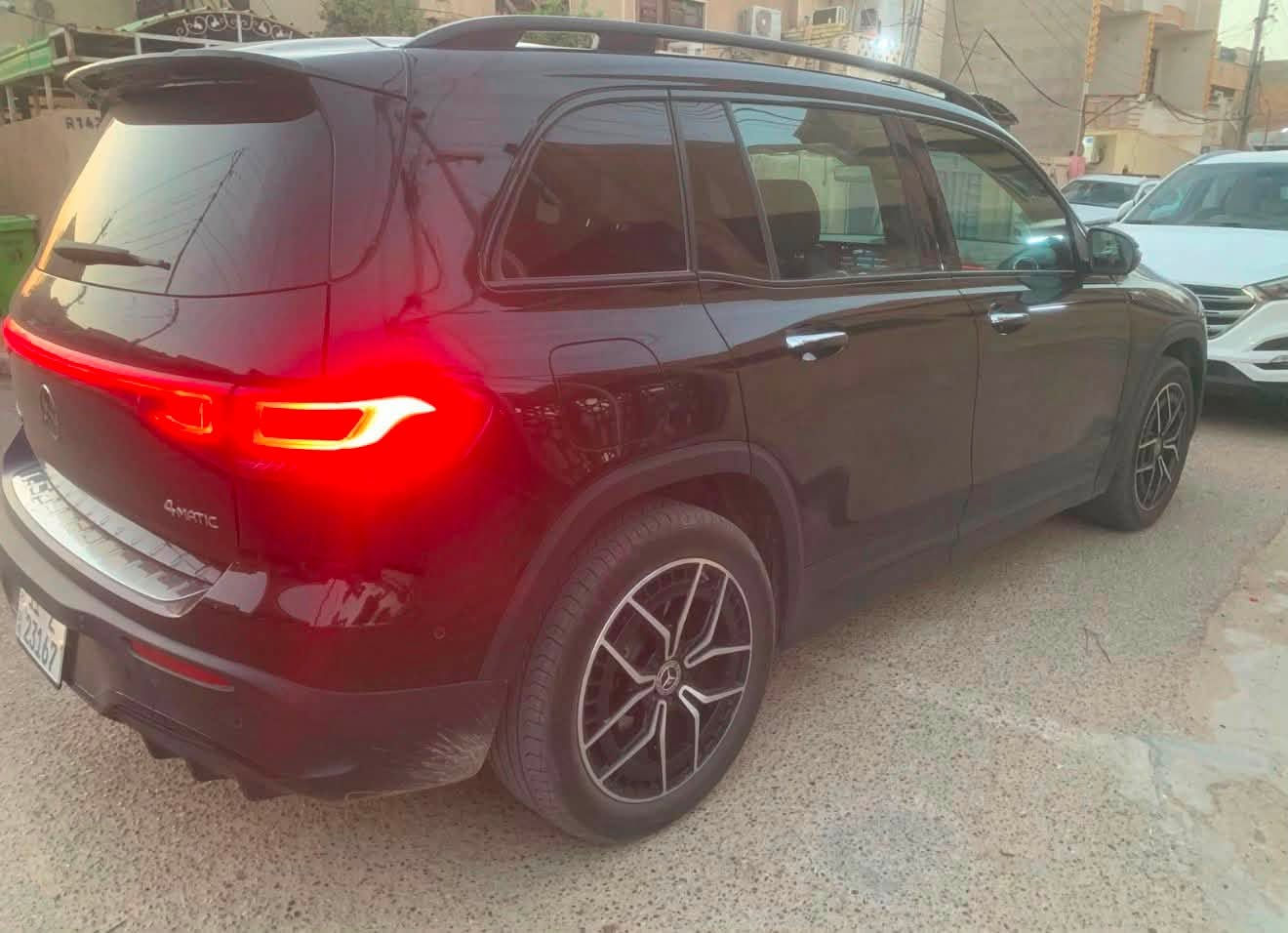 السلام عليكم 
للبيع مرسيدس EQB 300 كت AMG من امريكا اصلي كامل السيارة كهربائية بل كامل اشحن واستخدمها 
موديل 2023 فول مواصفات 
تمشيك  450 كيلو حقيقي بالشحنة واحده
ماشيه 20 ميل السيارة وارد امريكي حادثهه طرف بنيد مصلح ومصبوغ والدعامية نفس لون  مشدودة بدون اي دواخل شواصي ولغود مكفوله بدون اي نواقص واي مسج مابيها 

مواصفات:-
بانورما فتحتين 
كامره 360 
اربع كامرات 
كشنات جلد ومخمل كنتاره 
حساسات امامي و خلفيه و جانبيه
تخزين كشنات 
انارة متغيره لدات محيطيه داخلها
رادار امامي
رادار خلفي
عدادات دجتل متغيره
تحكم ماوس بالشاشه
٤ وضعيات قياده
سياقه ذاتيه
تبريد قطعتين
مثبت سرعه
نقاط عمياء
كشنات جلد
مري شفط
اشاير بل مري
صندق كهرباء
اوتو هولد
وبعد هواية مواصفات 
مكان السياره بغداد المنصور
تواصل 
 ***********
