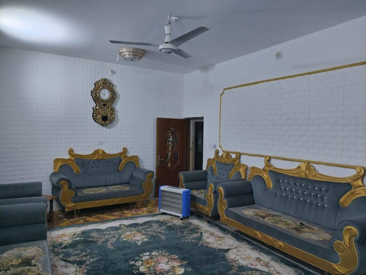 سلام عليكم 
بيت مساحه ١٥٠ متر الواجه ١٠ ونزال ١٥ ركن 
طابقين 
الطابق الاول استقبال ومطبخ وهول وغرفه نوم مجمع صحيات داخلي وخارجي  و كراج
الطابق الثاني 
غرفتين نوم ومجمع صحيات 
طابو زراعي سند ٢٥ 
العنوان ابو خستاوي شارع الغسل خلف عقيد فرحان 
فرع مقابل اسواق رائد 

*********** بي واتساب
