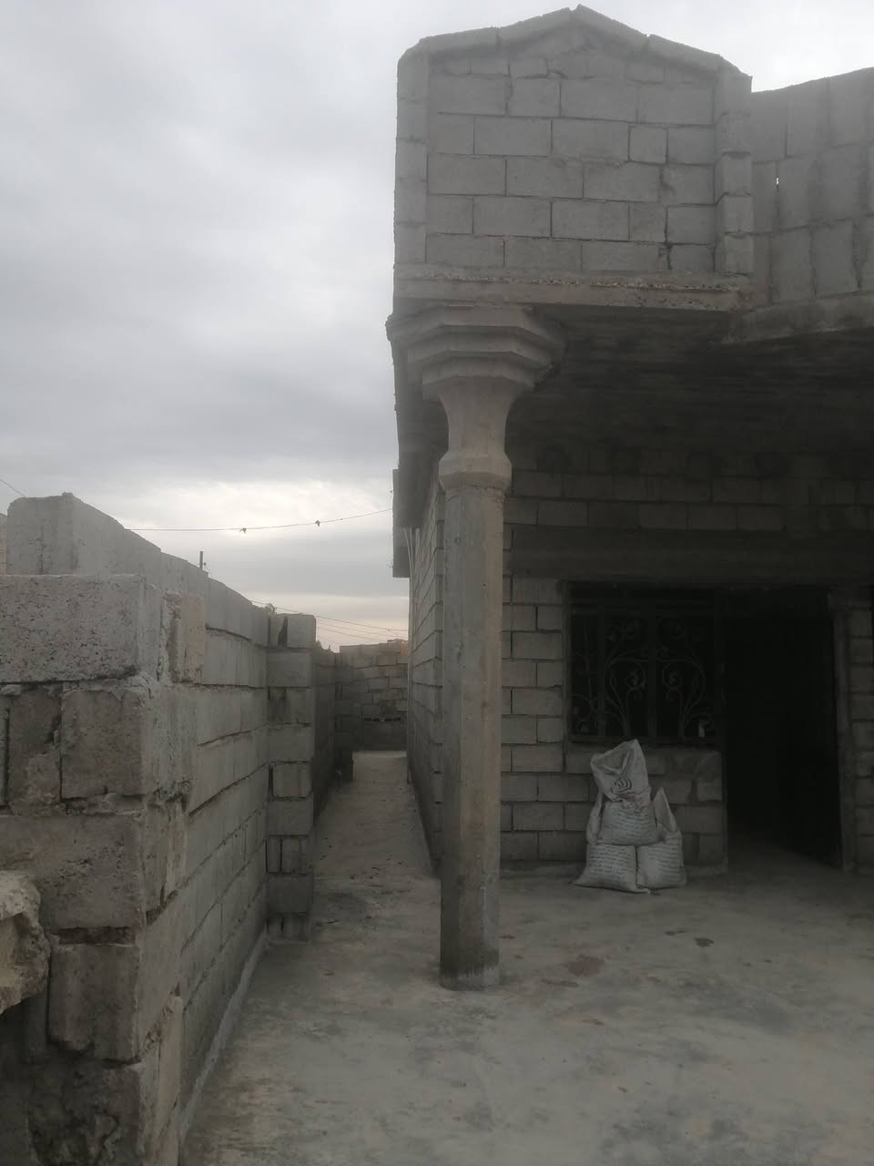 هيكل للبيع بالعيثات حي السلام بنهاية شارع العسرات مساحة القطعه216واجه12عمق18 الهيكل صاير ركن يتكون من ربعه الطول 8+العرض 4+هول الطول6+العرض3+غرفتين نوم الطول5ونص+العرض3ونص+مطبخ4+4
+حمام داخلي مع درج+بيتونه4+4

  واصل ماء تأسيس دفن مجاري مصبوب صبه ناعمه العايزو لبخ داخل وخارج فقط السعر 26وبي مجال حك جيتك 
الشراي ***********
