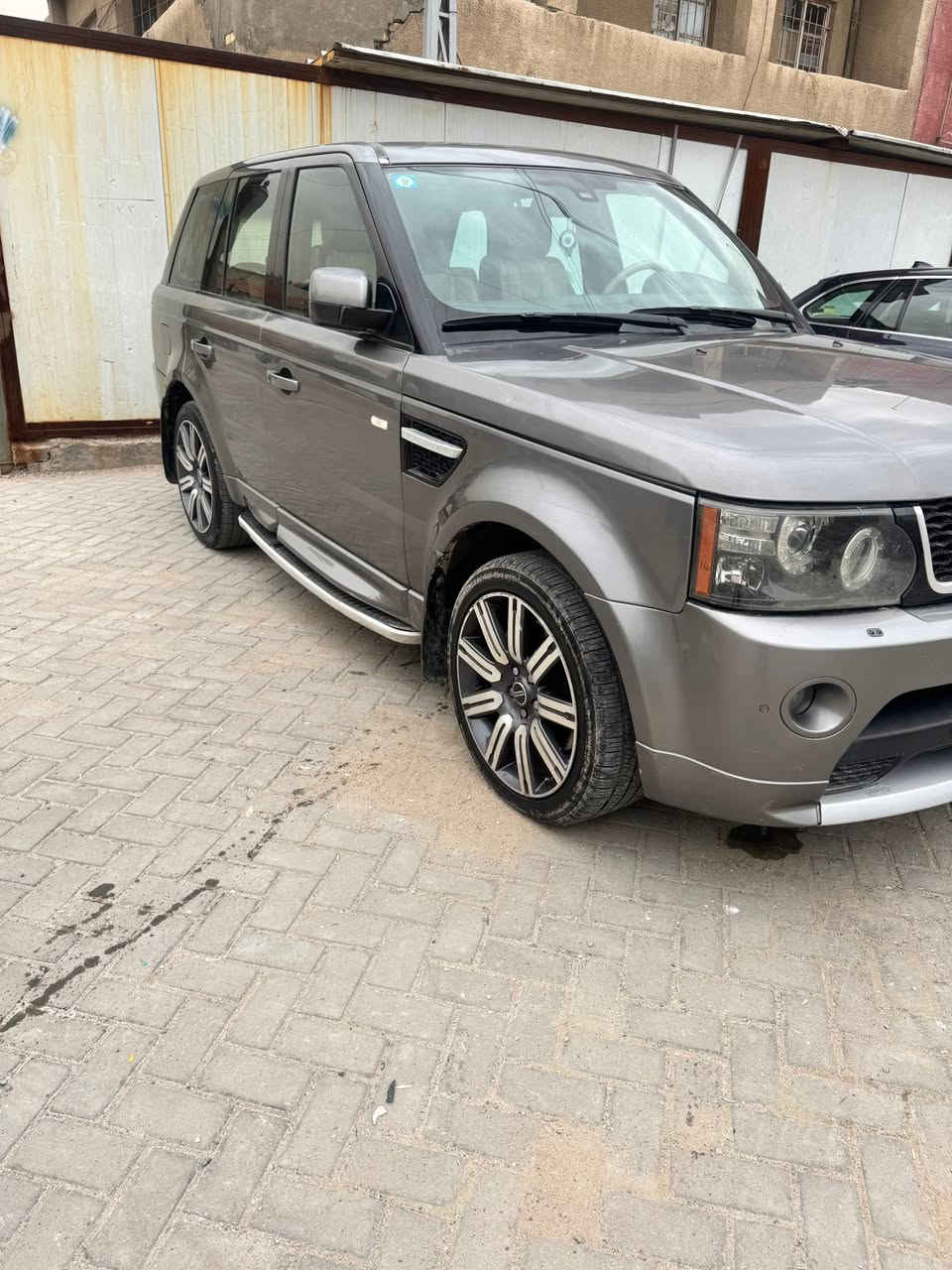 سلام عليكم 
للبيع او مراوس
رانج روفر  موديل 2010 
RANGE ROVER 
السياره رقم بغداد الجديد هزه وسنويه جديد
كير مكينه كفاله
بيها 3 قطع صبغ لجماليه  فقط الباقي مكفول
السياره كلش جديده 
مواصفات فول
تخم تايرات جديد
بصمه تشغيل بصمة بيبان بصمه 
السياره مكينه ثمانيه سلندر العادي بدون سوبر 
السياره كشنات جلد 
2 كشن كهرباء
ستيرن كهرباء
كشنات تدفئة
نظام صوت (هارمن كوردن)
شفتات ستيرن 
مري جانبيه كهرباء وتنزل من ترجع 
شاشات خلفية للصف الثاني 
فتحه سقف 
بجم زنون
 بوب بصمه 
فتحة سقف
أناره ترحيبيه 
خزن ميموري
كامره خلفيه
هاندبريك كهرباء
٨ وسادات هوائية
خمس وضعيات قياده 
السياره جكات تصعد وتنزل 
تحكم ستيرن جوبلسات

سيارة نظيفه جداً
رقم صاحبها ***********
