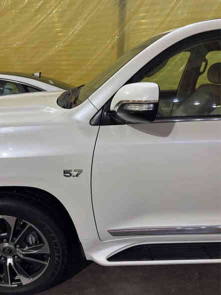 تويوتا لاندكروز  VXR مديل 2017 خليحي  
فول مواصفات السيارة  
محرك V8 حجم 5700 كفاله
كشنات اماميه كهرباء
ايرباك عدد 8
حساسات امامي خلفي
كاميرا خلفيه
ثلاجه 
كشنات كهرباء عدد 2
بصمه وتشغيل عن بعد بلادي 
سلايت  روف 
دبل ماوس 
مثبت سرعة
لايت اسود زنون وبخاخ لايت 
شاشه  بلادي 
كمبريسر هواء بالصندوك 
السياره جديده   بدون حادث بدون بارد 
مكفوله كفاله عامه 
رقم دهوك باسمي
السياره جدا جديده وكله ع بلاد 
ما بيه اي نقص 
تخم تاير قبل شهر شاد وبطاريه جديده 
ماشيه 119 الف كيلو 
السعر نهائي 515 ورقه
هاتف*********** البصرة
