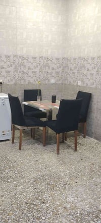 ميز طعام • ٤ مراسي • طقم سفرة