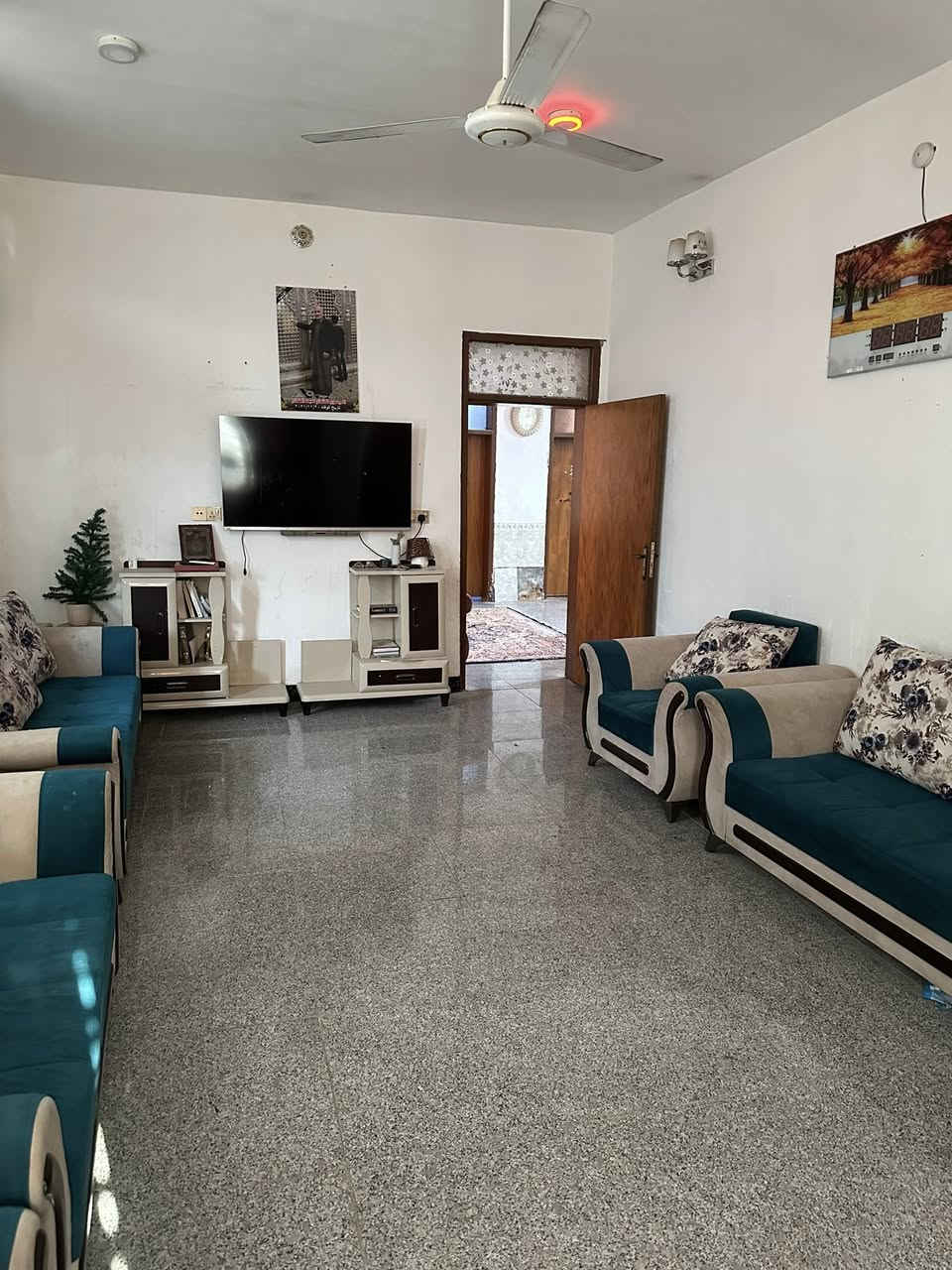 السلام عليكم 
بيت في حي الامين الثانية للبيع مع الاثاث 
المساحة 600 متر
مساحة البناء 200 متر 
يحتوي على مطبخ و صالة و استقبال و ثلاث غرف نوم
التبليط واصل للباب والخدمات كاملة 
البناء عكادة  ويبعد عن الشارع العام كيلومتر واحد 
السعر مناسب جدا 
للاستفسار التواصل على الخاص او الاتصال على الرقم 
*********** 
الرقم بي واتساب
