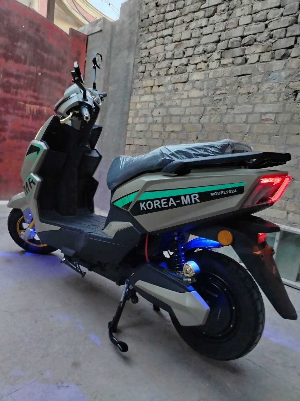 السلام عليكم دراجه شحن سكنس مظلع جديده لوك استخدام قليل وانتركت تلفت البطاريات مالتها واليوم شديتلها بطاريات جديده بعدها غير مشحونه ولا مره.
بطاريات كبار دبل 32 امبير شركة WINLEE عدد 6. 
ملف 2000 واط.
تشغيل كارت وسويج.
السعر ٧٠٠
مكاني كراده خارج  ***********
