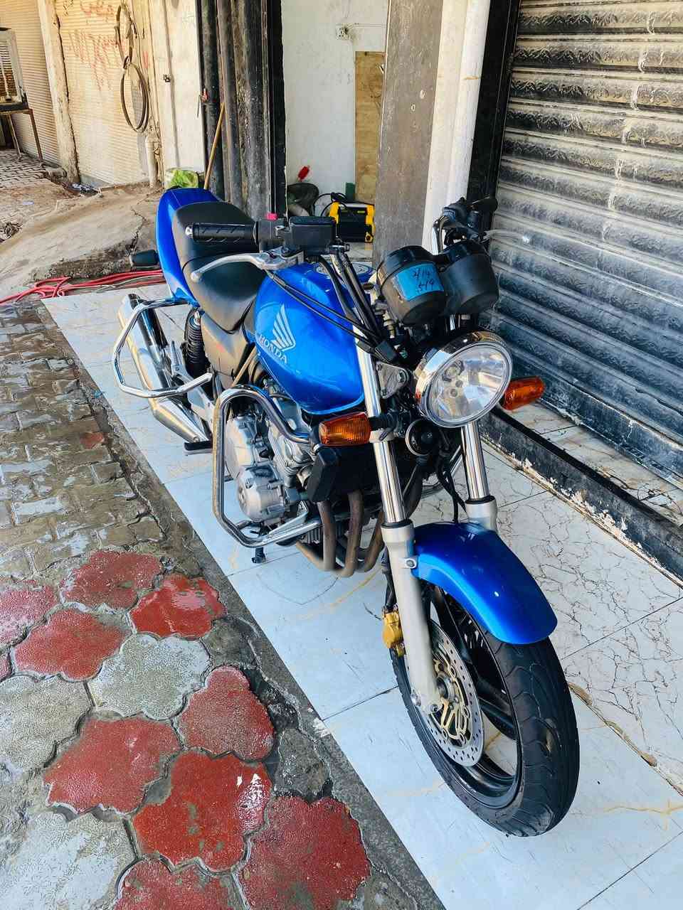 دراجة سيبي فور للبيع محرك 400 cb400 دراجة جديدة بحالة الوكالة بحالة الصندوك صارلهة شهر من نازلة من الرمبة مكفولة كفالة عاامة قطعة كارتونة السعر 22 شراي اتصل ودلل مكاني ديالى بعقوبة/ ***********
