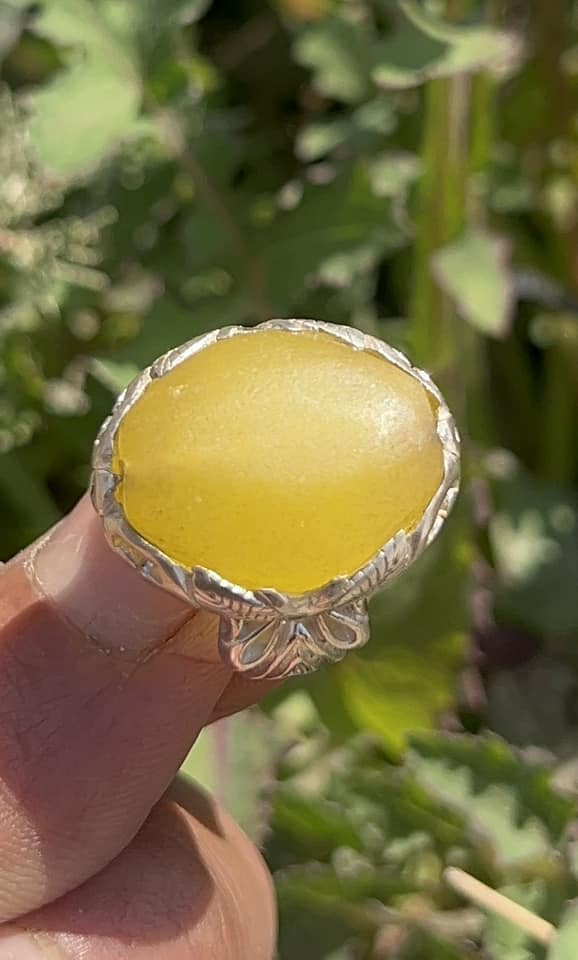 حجـر العقيق معه نوادره الجمـيله و المميـزه 
للاستفسار *********** 
كروب خان فرمان للاحجار الكريمة
