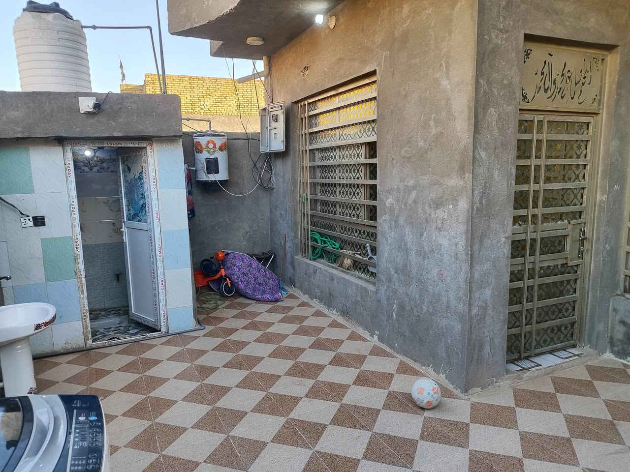 دار للبيع مساحتها 165متر ع طريق المعاره يم حسنيه مال العويسات ثالث بيت عن شارع العام بناء طابوك وصب كونكريت متكون من 
غرفة نوم عدد 2.  4*5
صاله 4*7
مطبخ 4*4
استقبال 4*6
مجمع صحيات دخليه خارجيه 
سعرها 60وبيها مجال شي بسيط 
اي استفسار اتصل على الرقم التالي 
***********

