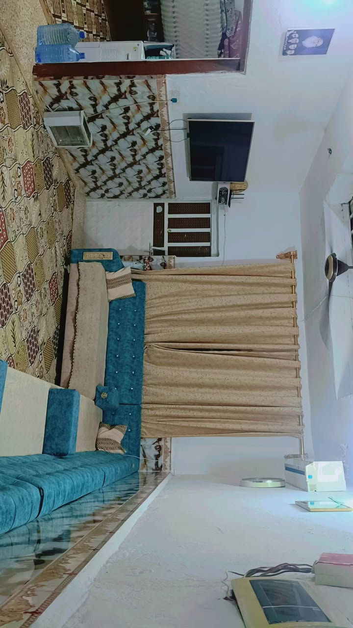 سلام عليكم دار للبيع حي سعيد قرب مدرسه الوتاد بيت مصفر معامله كامله بسمي يتكون من 2-عرف نوم +هول كبير + صحيات حمام داخلي مستعجل على البيع  الإتصال ***********-
