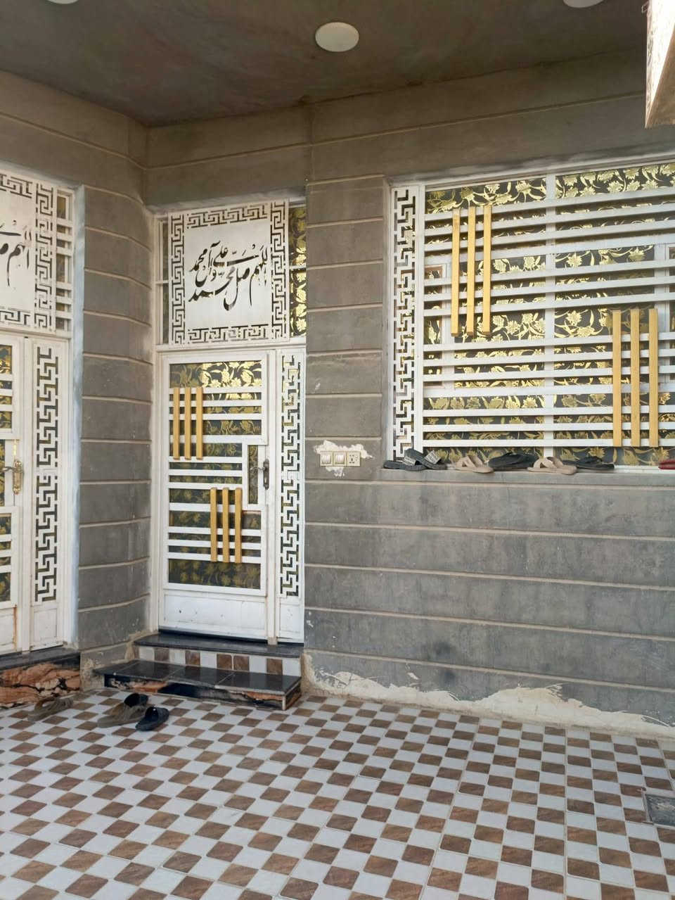 السلام عليكم دار للبيع المساحه 210 متر طابقين الطابق الاول يتكون من غرفتين نوم وصاله ومطبخ واستقبال وصحيات داخليه وخارجيه الطابق الثاني يتكون من غرفتين نوم وصاله العنوان حي العسكري الصدر الثالث شارع 30 على الشارع العام توجد كافة الخدمات للاستفسار الاتصال على الرقم ***********
