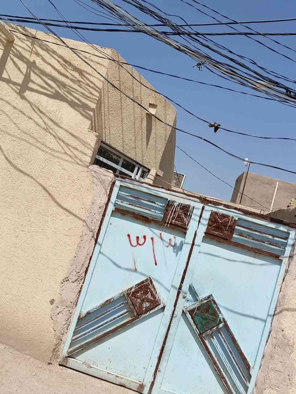 سلام عليكم بيت 260متر موقع الحيدريه حي القاسم قريت عكن زراعي مسجل بل بلديه ماء كهرباء يتكون من اربع غرف نوم استقبال مجاميع صحيه اثنين مطبخ حار بارد بي حوشين مرقم من قبل البلديه التبليط بل باب سعر 40.وقابل لتفاوض.***********
