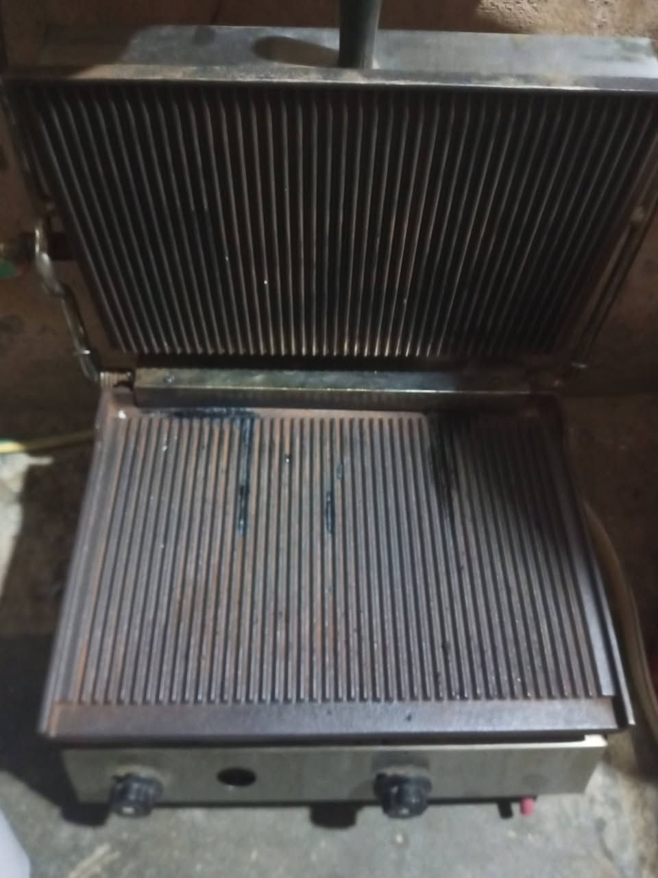 السلام عليكم متاح كابسه صاج الوزن الثقيل نقصها بس صونده ع الفحص شغاله سعرها 45 مكاني  بالحسينيه الراشديه رقمي ‏‪***********‬‏
