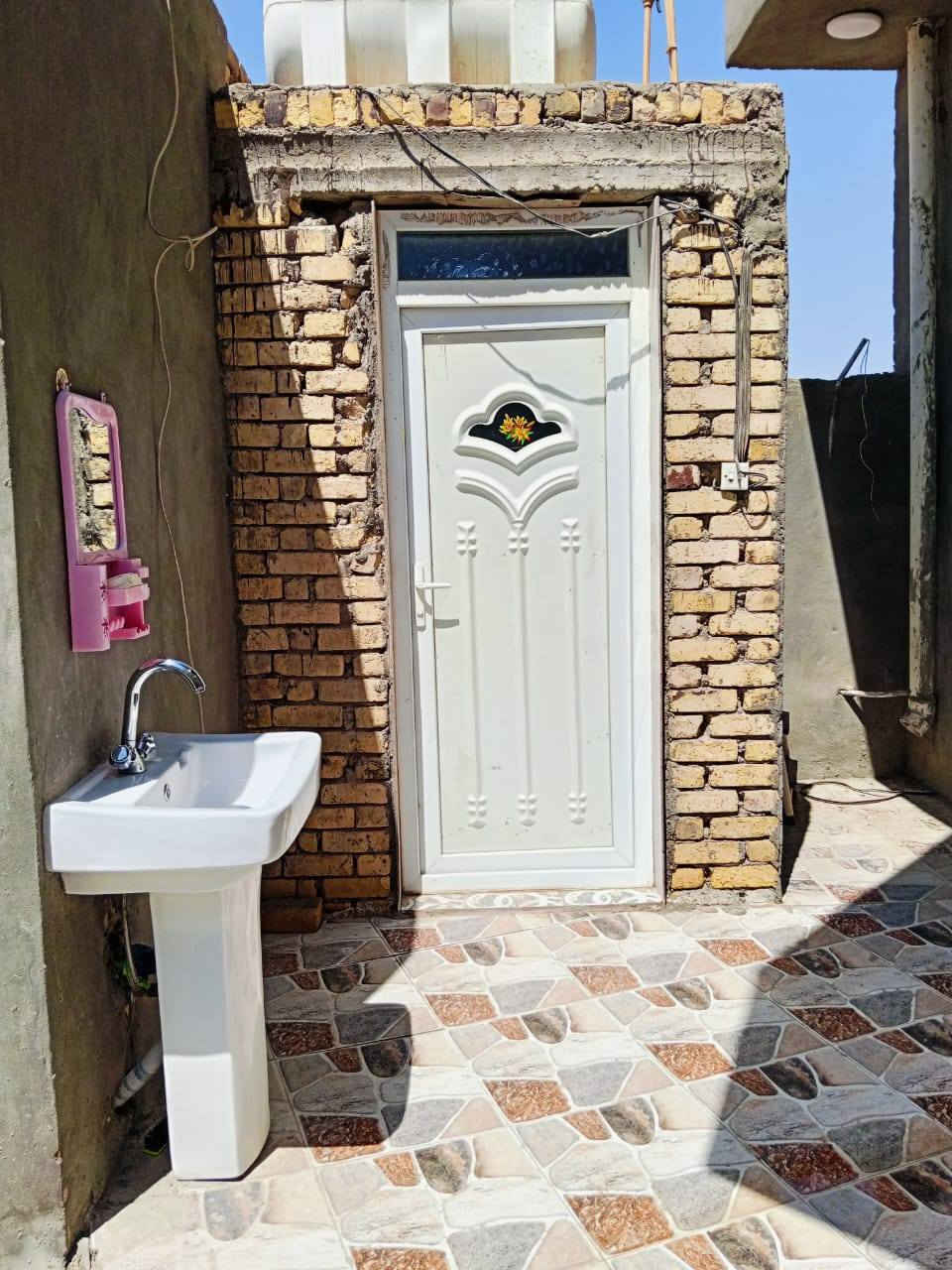 بيت للبيع طابقين المساحة 240م
الطابق الأول يحتوي على 
غرفتين نوم واحدة نظام سويت+ مطبخ+استقبال+صالة كبيرة+صحيات داخليه وخارجيه 
الطابق الثاني يحتوي على 
غرفتين نوم واحدة نظام سويت+ صالة 
العنوان حولي الخصيمه عرصات حيدر حجي هندي ع الشارع العام. 
للاستفسار الاتصال على الرقم / ***********
