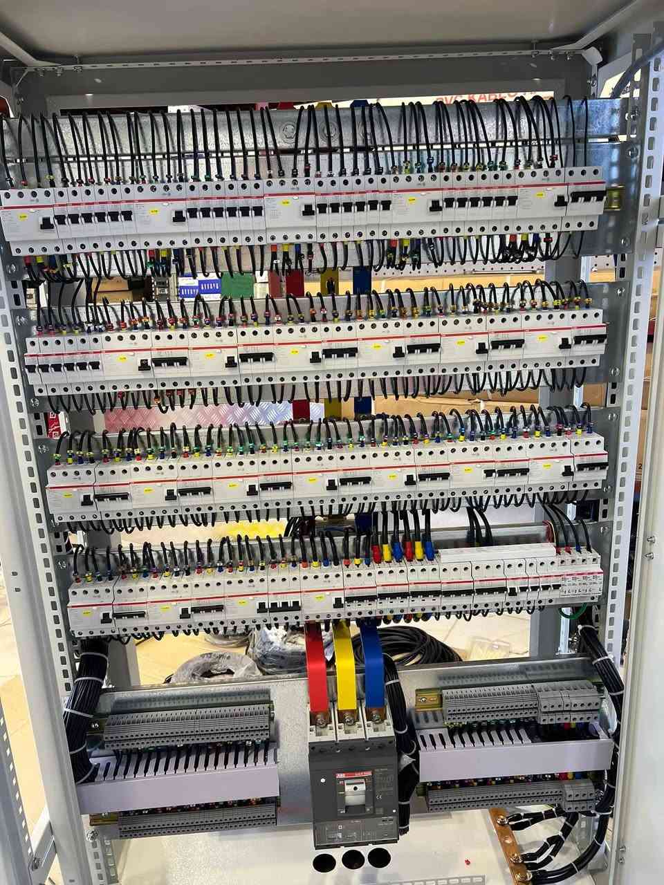 سلام عليكم انا حيدر الكهربائي اشتغل جميع انواع كهرباء تسيسات بيوت بوردات بيوت بوردات ميكانو دوائر دوله تحياتي لجميع هاتف ***********
