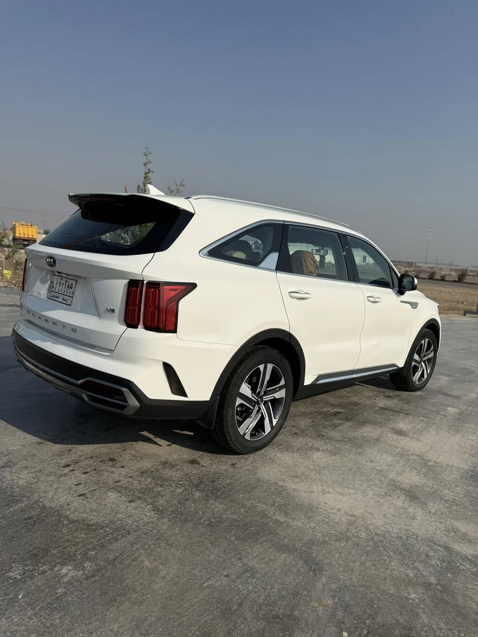 كيا سورينتو 2021 – فول أوبشن (بدون فتحة سقف) – خليجي – V6 6 سلندر
• المحرك: 6 سلندر بنزين 3.5 لتر (V6) قوي وناقل حركة أوتوماتيك 8 سرعات.  ￼
 • القوة: حوالي 272 حصان.  ￼
 • عزم الدوران: حوالي 331 نيوتن·م.  ￼
 • الدفع: رباعي AWD لتحكم وثبات ممتازين على الطرق.  ￼
 • السرعة القصوى: تقريبًا 210–211 كم/س.  ￼
 • تسارع 0-100 كم/س: تقريبًا 7.5-7.8 ثانية.

عدد المقاعد: 7 ركاب (ثلاث صفوف).

 • مقاعد جلد (أمام وخلف ).  ￼
 • شاشة مركزية مع نظام ترفيهي (يدعم Apple CarPlay / Android Auto).  ￼
 • تكييف أوتوماتيكي مزدوج المناطق.  ￼
 • تحكم كهربائي بالمقاعد الأمامية.  ￼
 • بلوتوث / AUX / USB.  ￼
 • تشغيل بالزر (Push Start) + دخول ذكي 

موصفات معروفة ماشية 120الف 
السعر 259ورقة    ضرر بسيط كلش بارد قليل فقط ما مصلحة 
مكاني واسط صويرة 
للستفسار اكثر ***********
