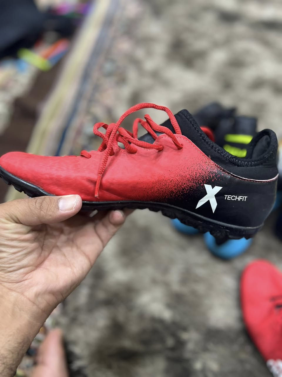 اديداس اصلي بالة 
نظيف جدا 
قياس 43وربع طول القدم 27ونص
السعر 40
توصيل 5
للحجز ***********
