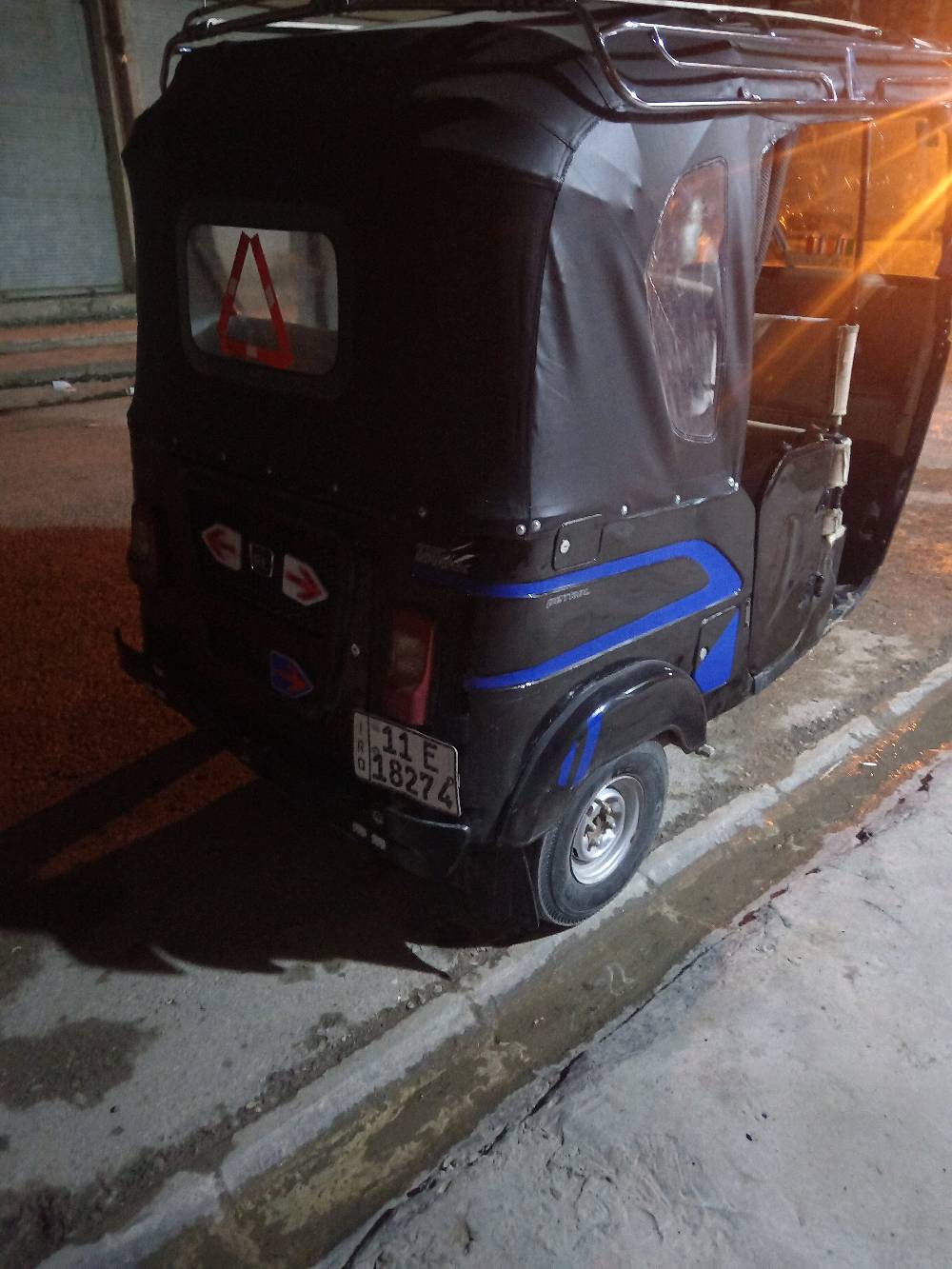 تكتك للبيع بحالة جيدة، مناسب للتنقل في المناطق الداخلية. اللون أسود مع تفاصيل زرقاء، والكشنات نظيفة ومريحة. مصمم للاستخدام اليومي ويوفر وسيلة نقل اقتصادية. المستندات كاملة والجاهزية للاستخدام الفوري.