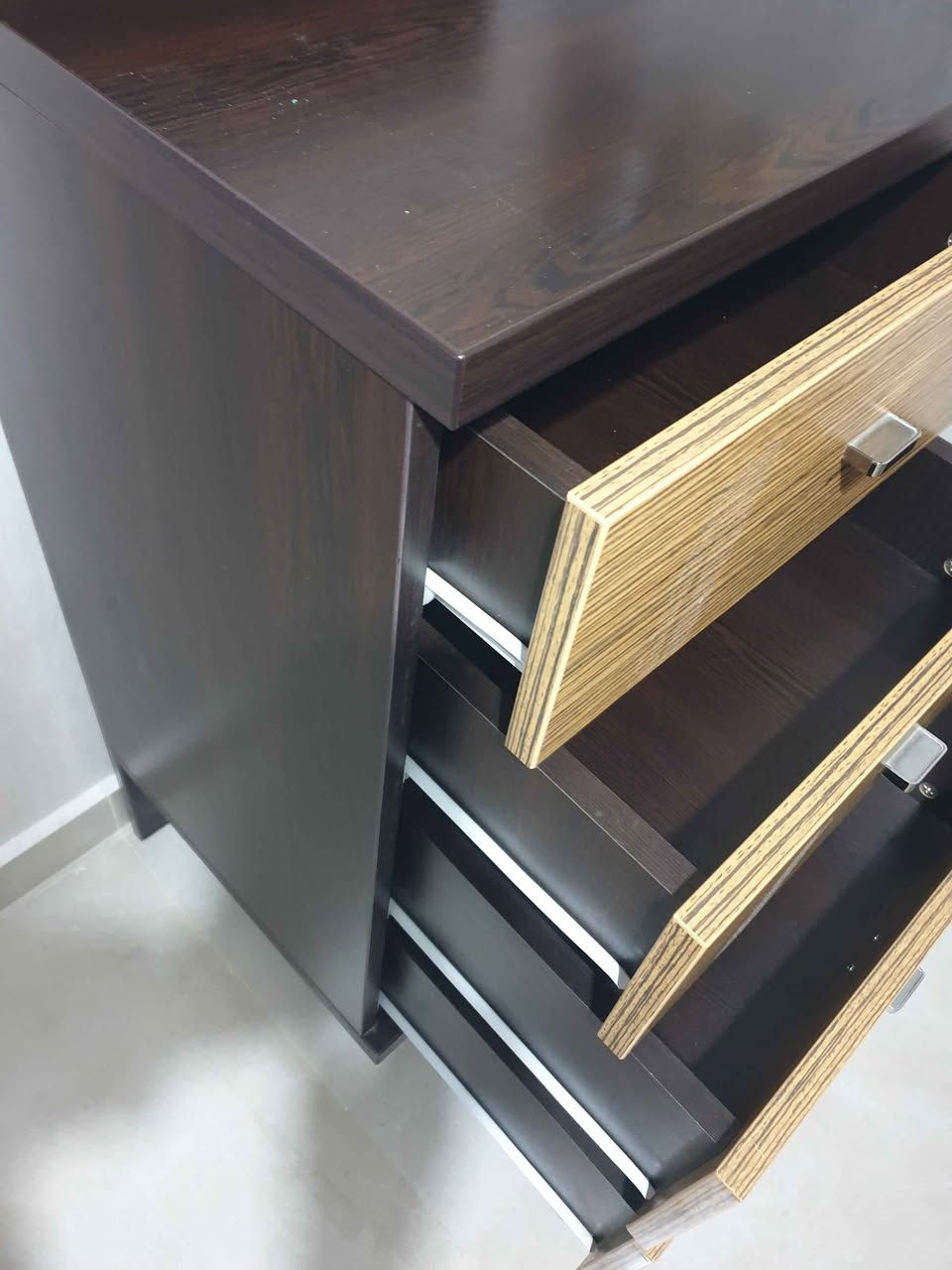 جكمج 4 درج 
نظيف 
السعر 30الف 
قياس 45*45
ارتفاع114 دهوك, العراق


**إذا كنت صاحب هذا الإعلان وتريد حذفه لأي سبب، رجاءا أرسل رسالة إلى الدعم الفني**