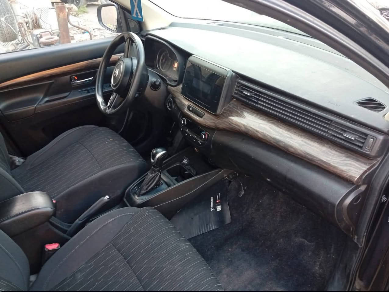 سازوكي موديل ٢٠٢٠ سياره مصبوغه احزام جماليه محرك وكير لوك سياره جاهزه من صدر وتخم تاير وسعره جوه سوك سياره ماشيه ١١٧ يعني الي ياخذه ربع مايصرف عليه ومستعجل على بيعته سعره قفل قفل قفل سعر نهائي ١٢مليون وفقط بس بيع وفقط بس نقد تحويل ثاني يوم مكان السياره الكراده جادريه ***********
