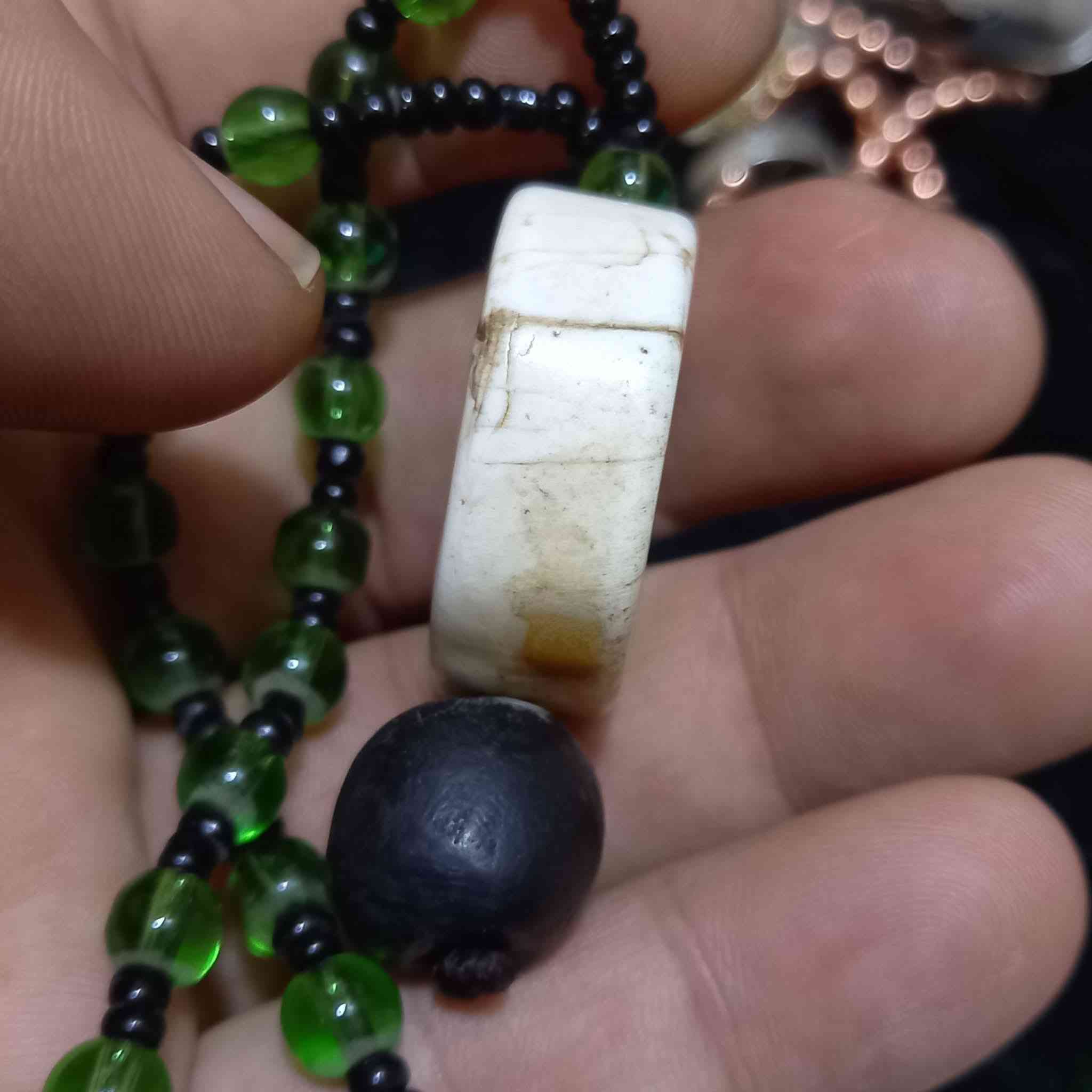 💟⚫️ قلادة تتكون من حجرتين حجر العطف البحري مع حجر السلوى الي يخط ويكتب شرط حجرتين قديمات حيل واصليات العنوان بغداد  يوجد خدمة توصيل كافة محافظات العراق اي سؤال او أستفسار واتساب او الإتصال بالرقم
***********
