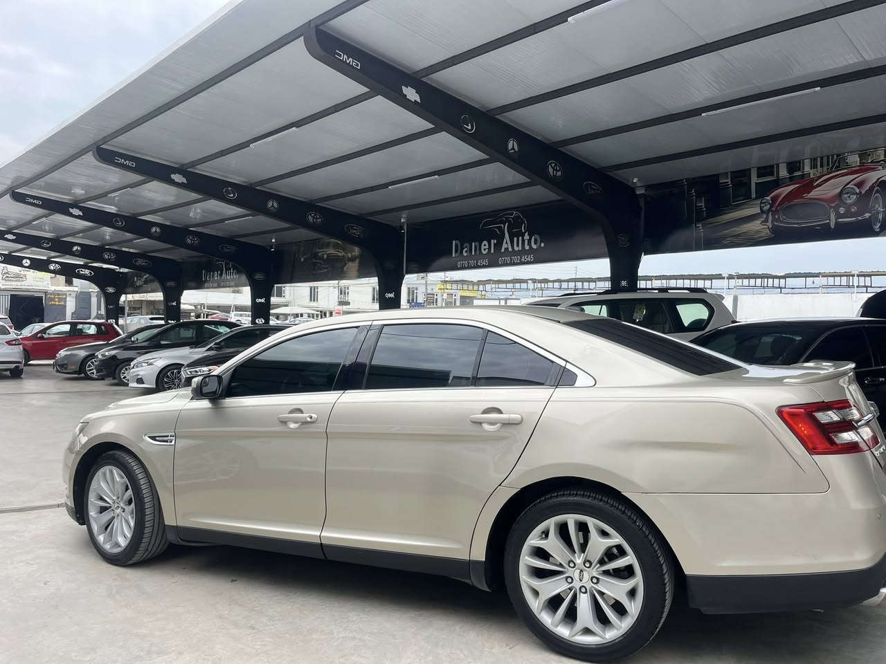 السلام عليكم فورد تورس موديل 18. السيارة بمعن الكلمه جديده كير مكينه حداديه كله بشرط بدون دينار مصرف صبغ جامرلغ الخلفي صبغ بدون دوخل بشرط ماشيه 60 
مكان السياره سليمانيه 
بسمي تحويل وكال خادم 
السعر 130 
شباب مروس بشمالي فقط 
ا***********
***********
