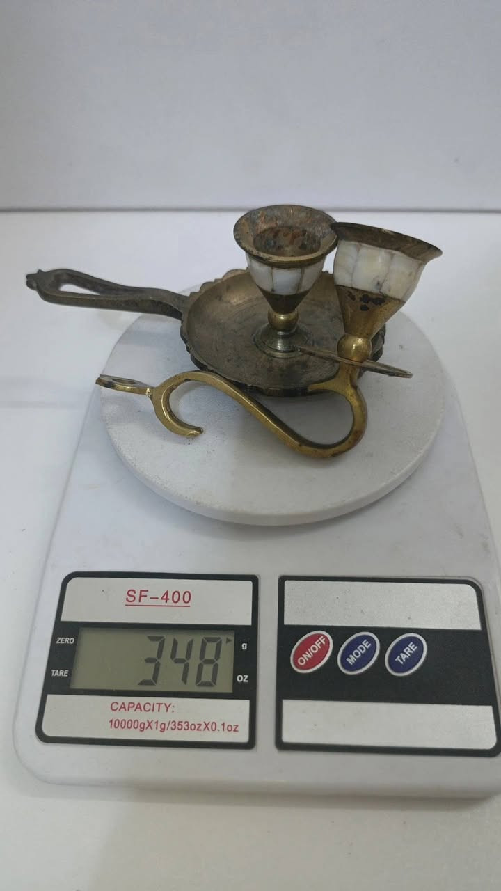 اربع شمعدانات نحاس قديمات 
سعر المجموعة 30 الف


**إذا كنت صاحب هذا الإعلان وتريد حذفه لأي سبب، رجاءا أرسل رسالة إلى الدعم الفني**