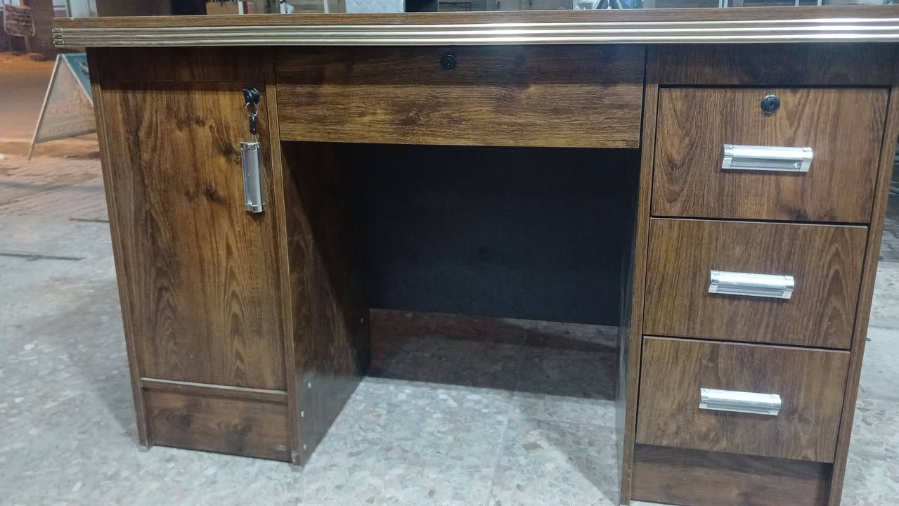 طاولة مكتب للبيع سبب البيع المحل صغير جديده
٧٥ الف 
***********
